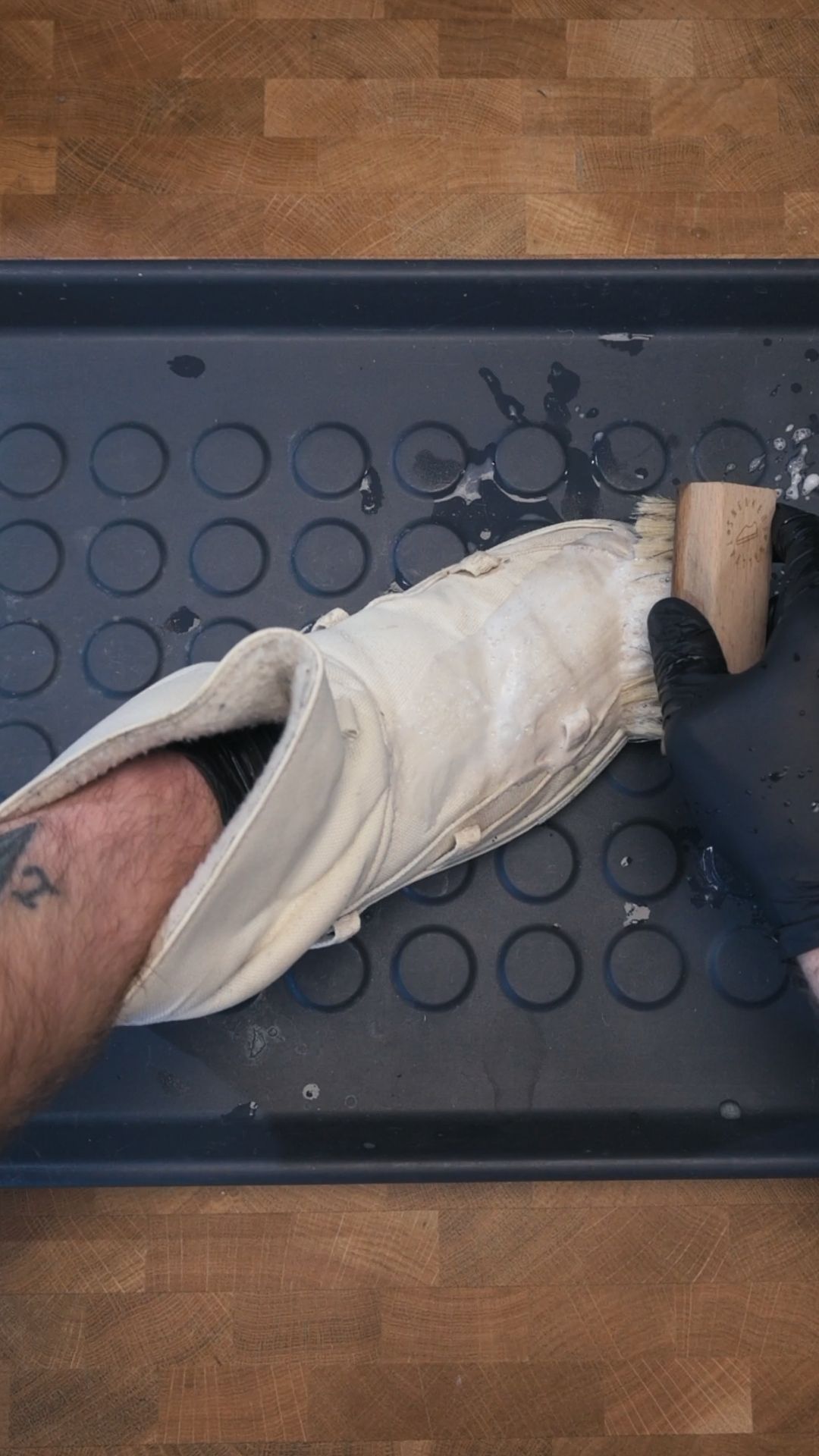 Mekanisk bearbetning av sömmar och detaljer på canvassneakers med mjuk borste