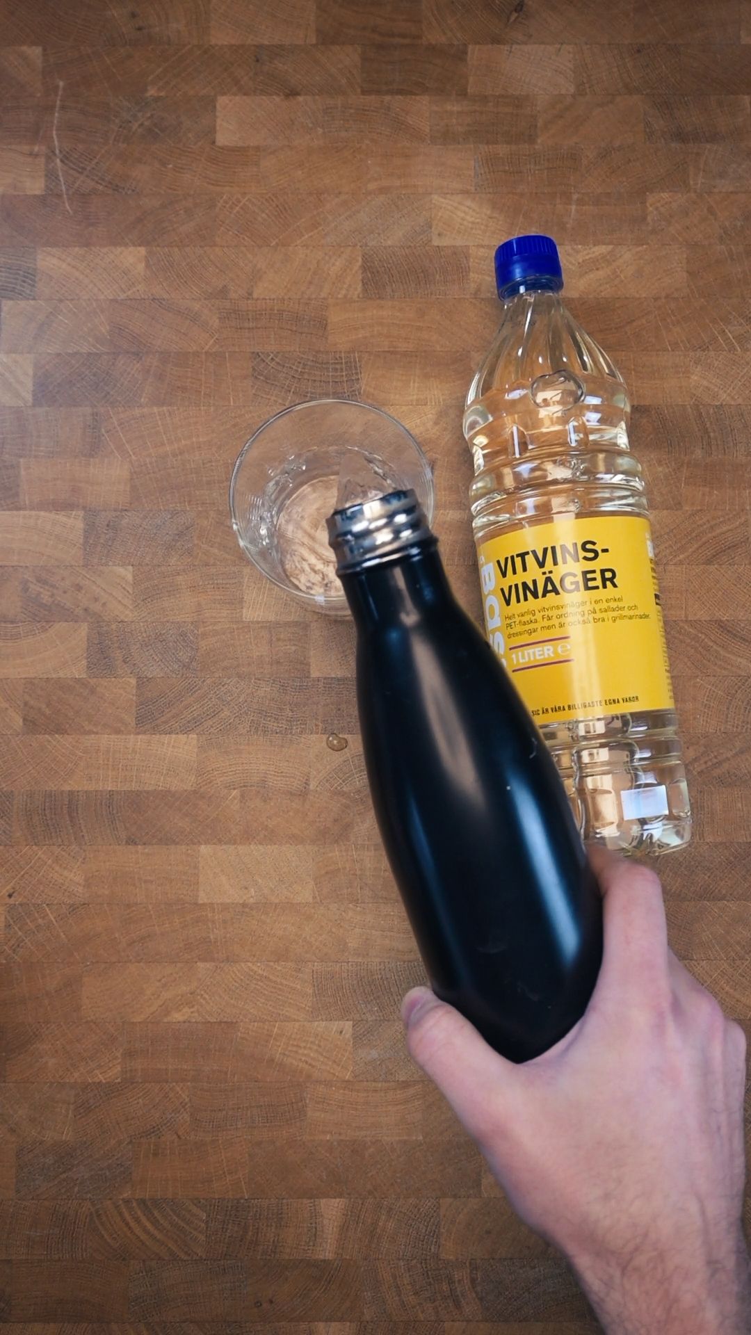 Applicera vinägerblandning på saltfläckar på UGG-stövlarna för att neutralisera saltet