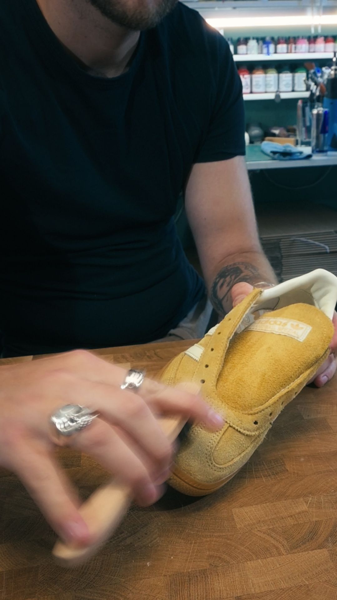 Borsta upp mockan på sneakers med mockaborste efter torkning för att återställa den mjuka texturen