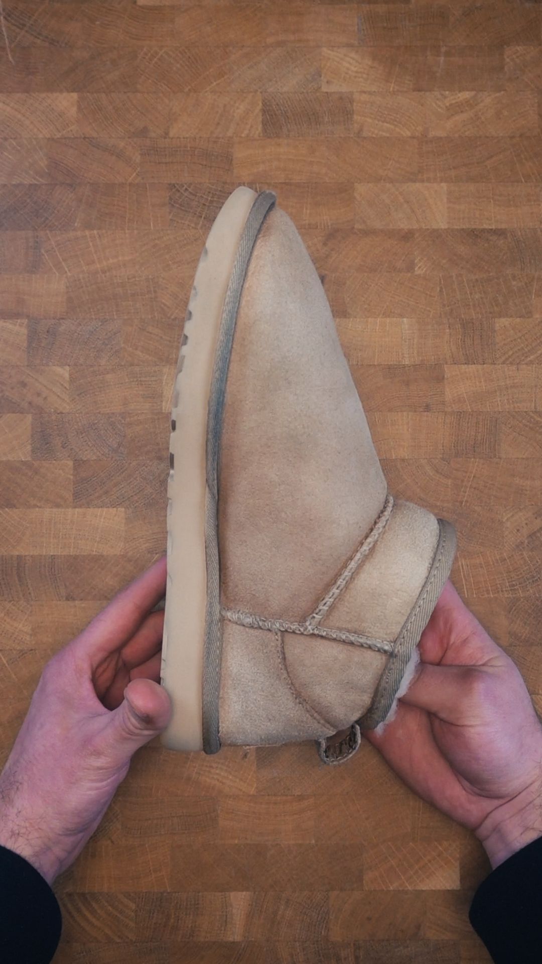 Rena UGG-stövlar (fårskinnsstövlar) som visar resultatet av professionell rengöring av saltfläckar