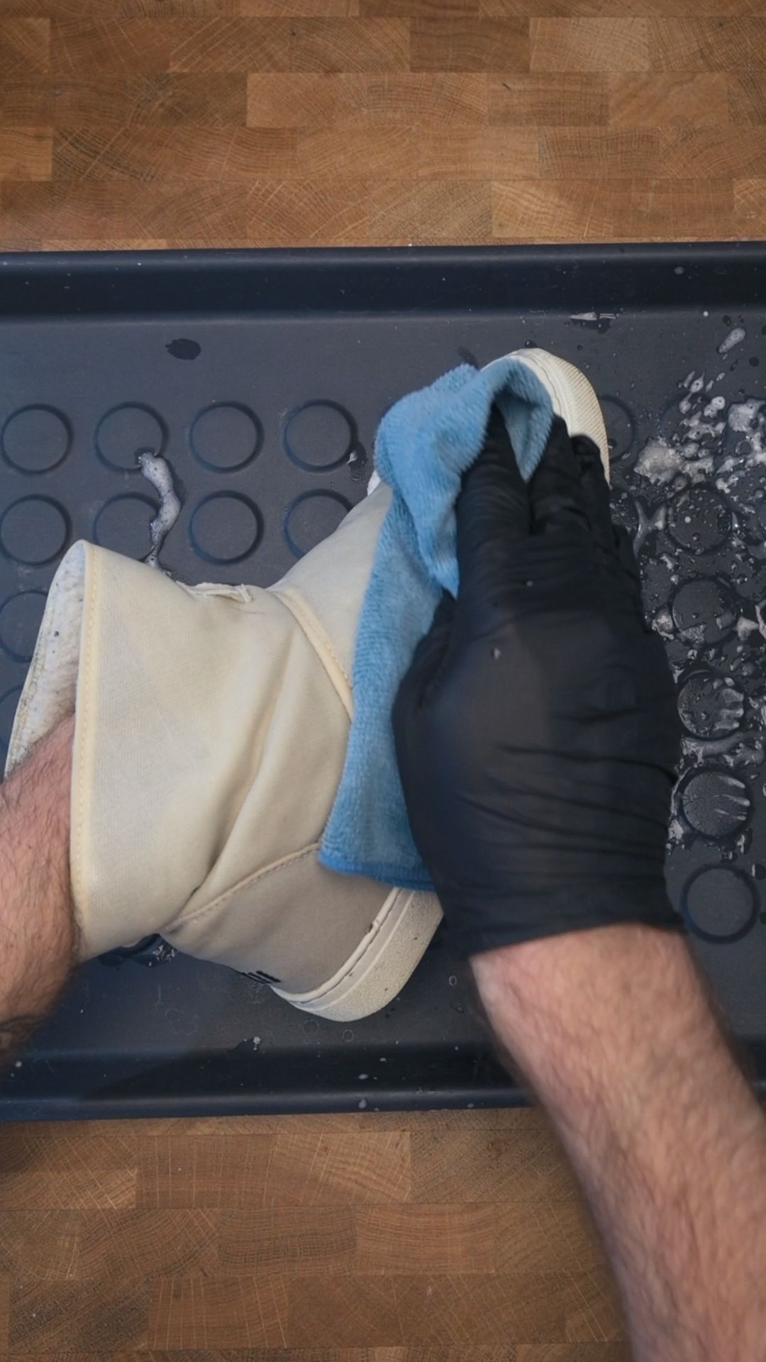 Fyll canvassneakers med hushållspapper för att undvika gula fläckar under torkning