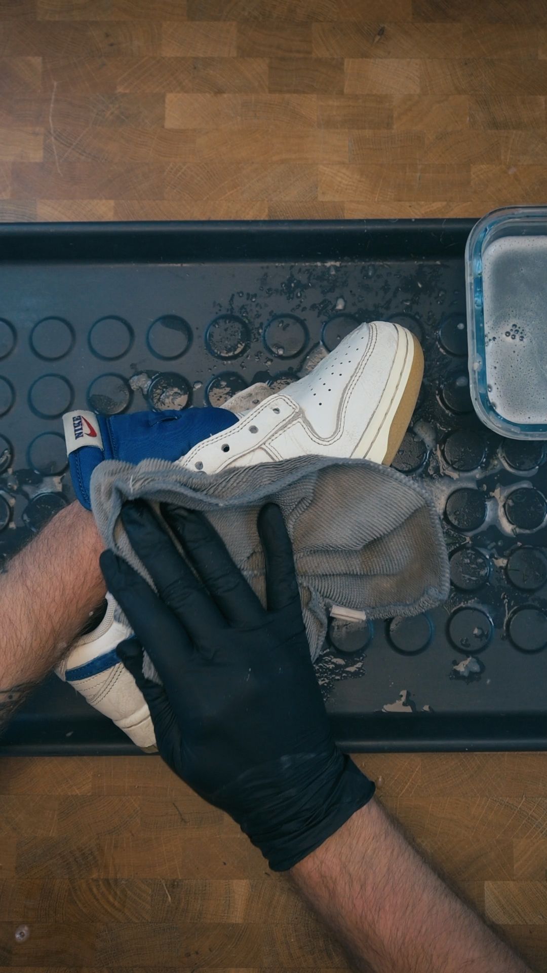 Torka sneakers med mikrofiberduk och fyll med papper för att absorbera fukt och behålla formen