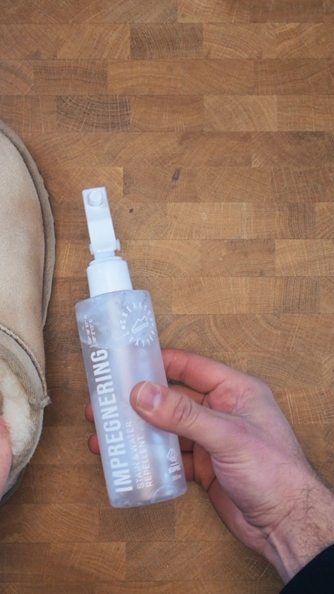 Impregnera UGG-stövlarna med impregneringsspray för skydd mot smuts och väta