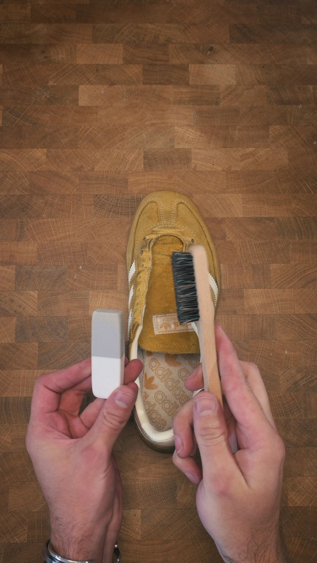 Förbered mockasneakers torrt med mockaborste för att lyfta fibrerna innan tvätt