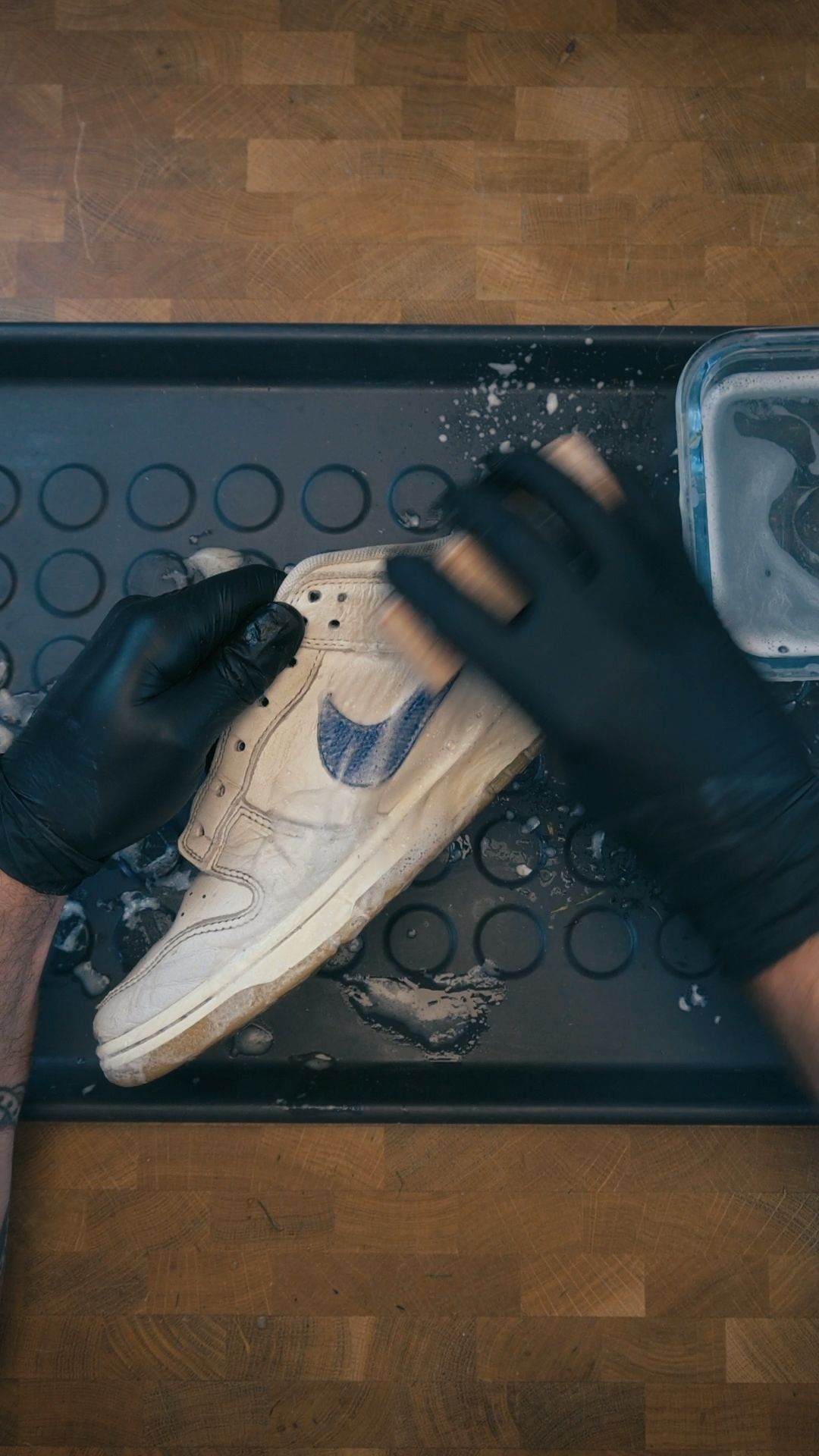 Tvätta ovandelen på sneakers med mjuk borste och skumtvätt i små cirkulära rörelser