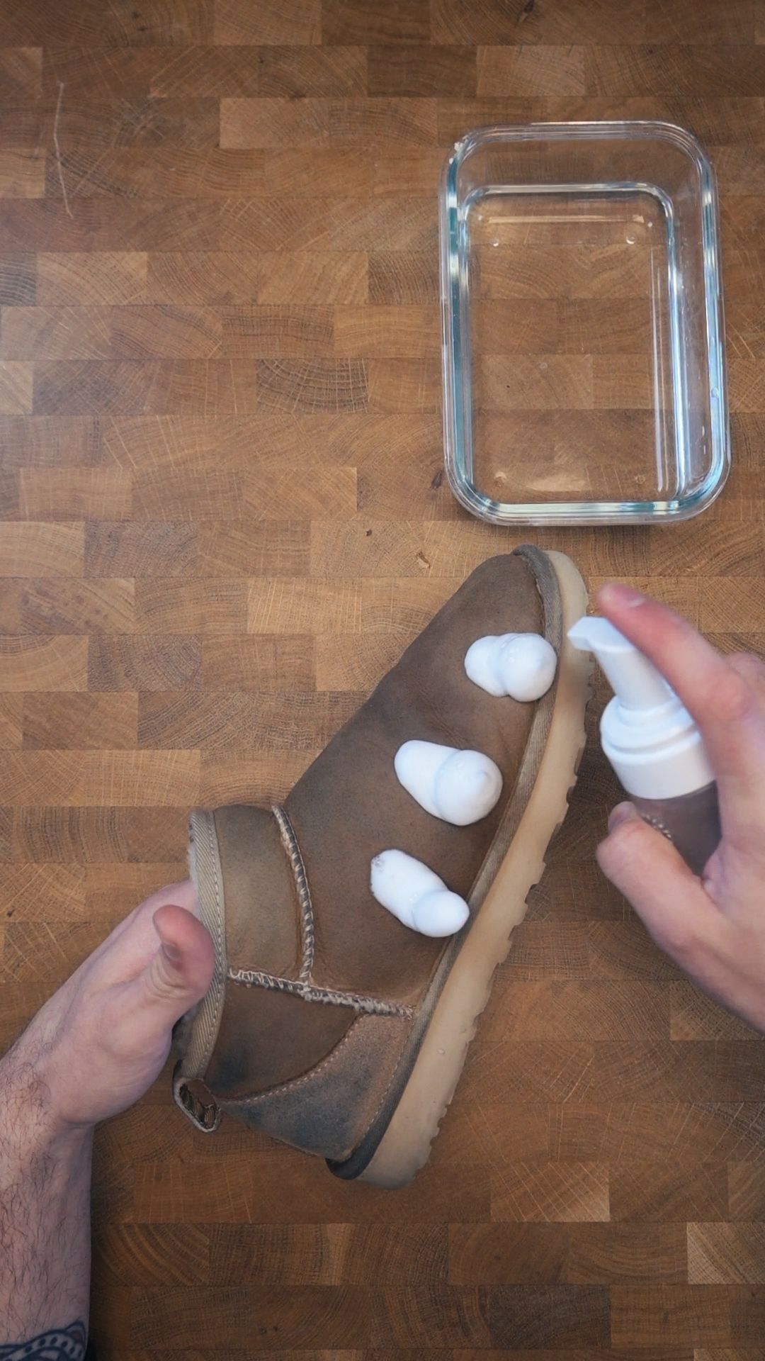 Tvätta ovandelen på UGG-stövlarna med mjuk borste och skumtvätt i cirkulära rörelser