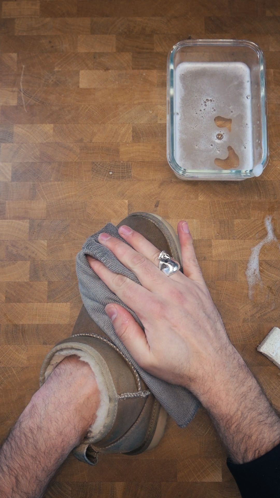 Torka UGG-stövlarna med mikrofiberduk för att absorbera fukt innan lufttorkning