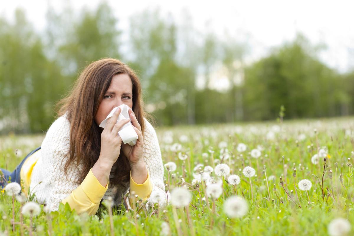 Grass pollen - woman sneezing