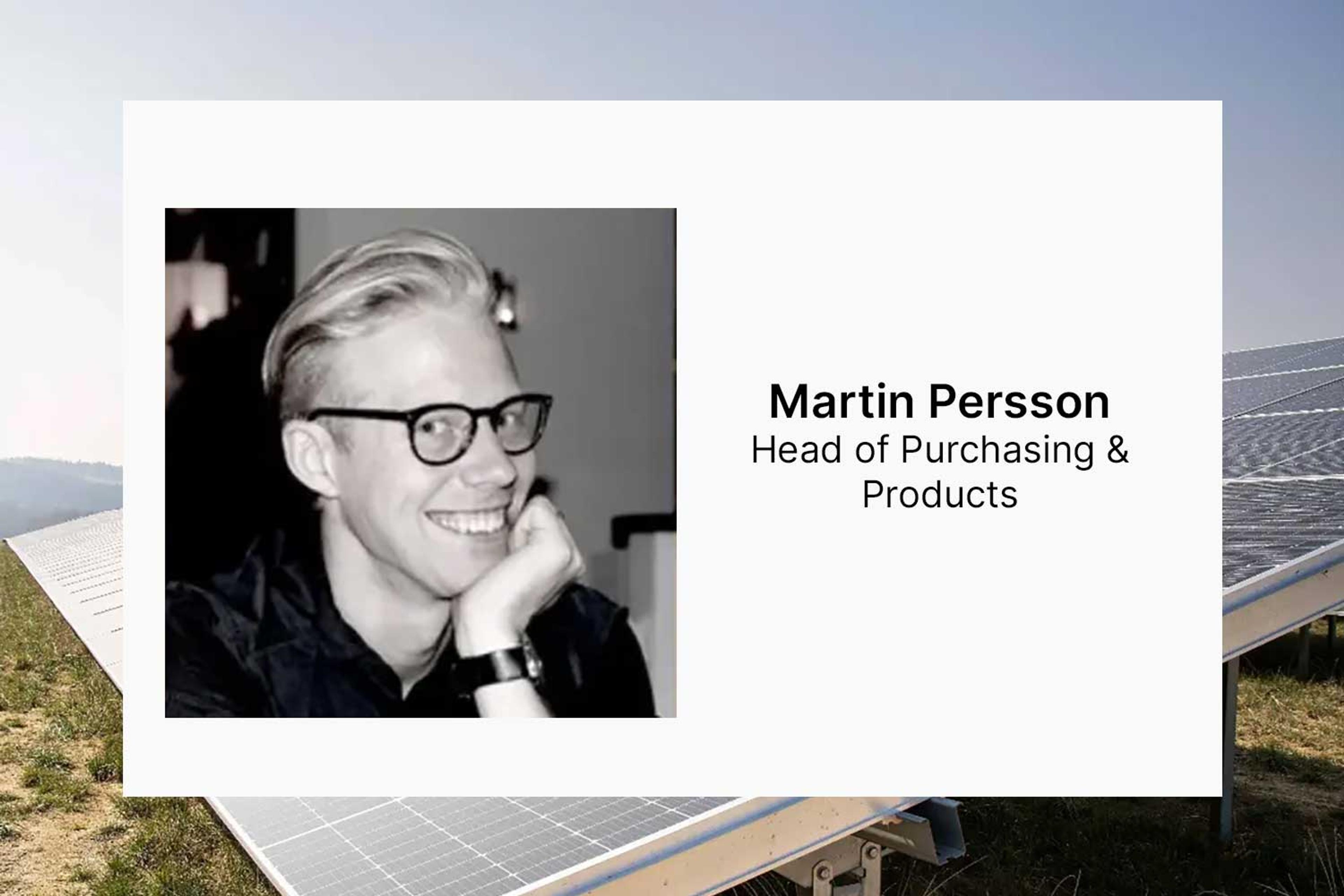 Martin Persson, Head of Purchasing and Products, i bakgrunden en solpark från IBC SOLAR, Tyskland.