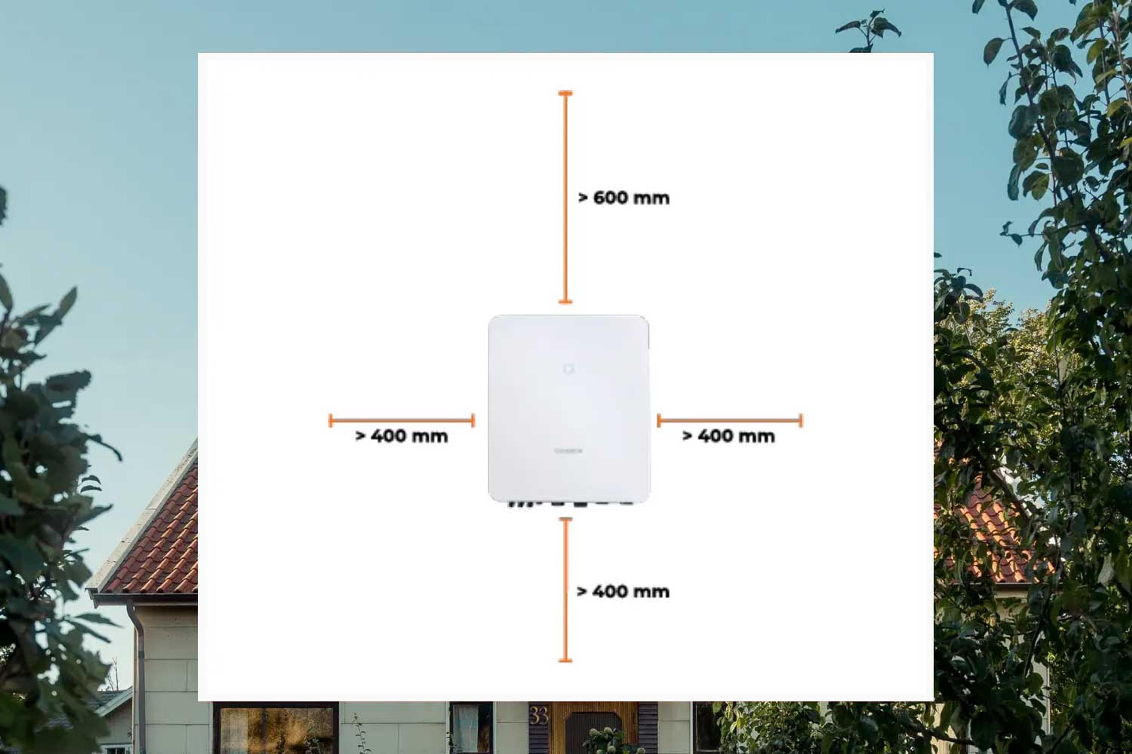 En illustration föreställande växelriktare från Sungrow, med avståndsangivelser åt fyra riktningar. I bakgrunden en villa med tegeltak.