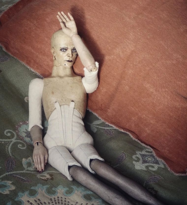 Bambola full frontal sitting