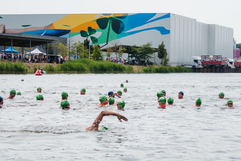 Gebraden Loopgroepers bij Maasdijkevenement