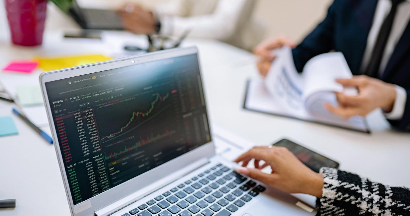 Batch vs On-Demand Data: Choose by Freshness and Coverage | KAIROXO