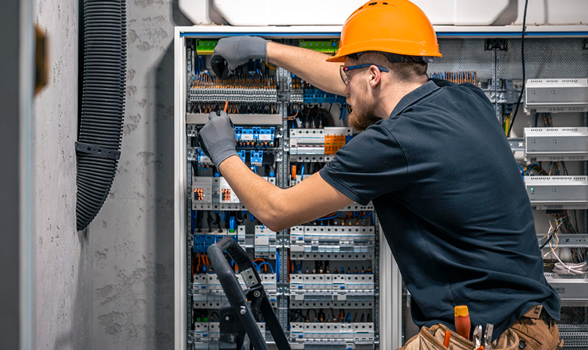 Why Electrical Service Companies Are Adopting FSM Software