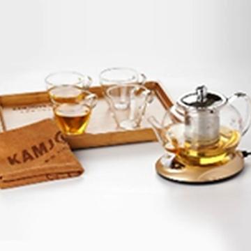Чайный набор "KAMJOVE": - Электрический подогреватель с стеклянным чайником 600мл., стеклянные чашки 150мл. - 4шт., деревянный разнос-1шт., фирменная тряпмчная салфетка - 1 шт.