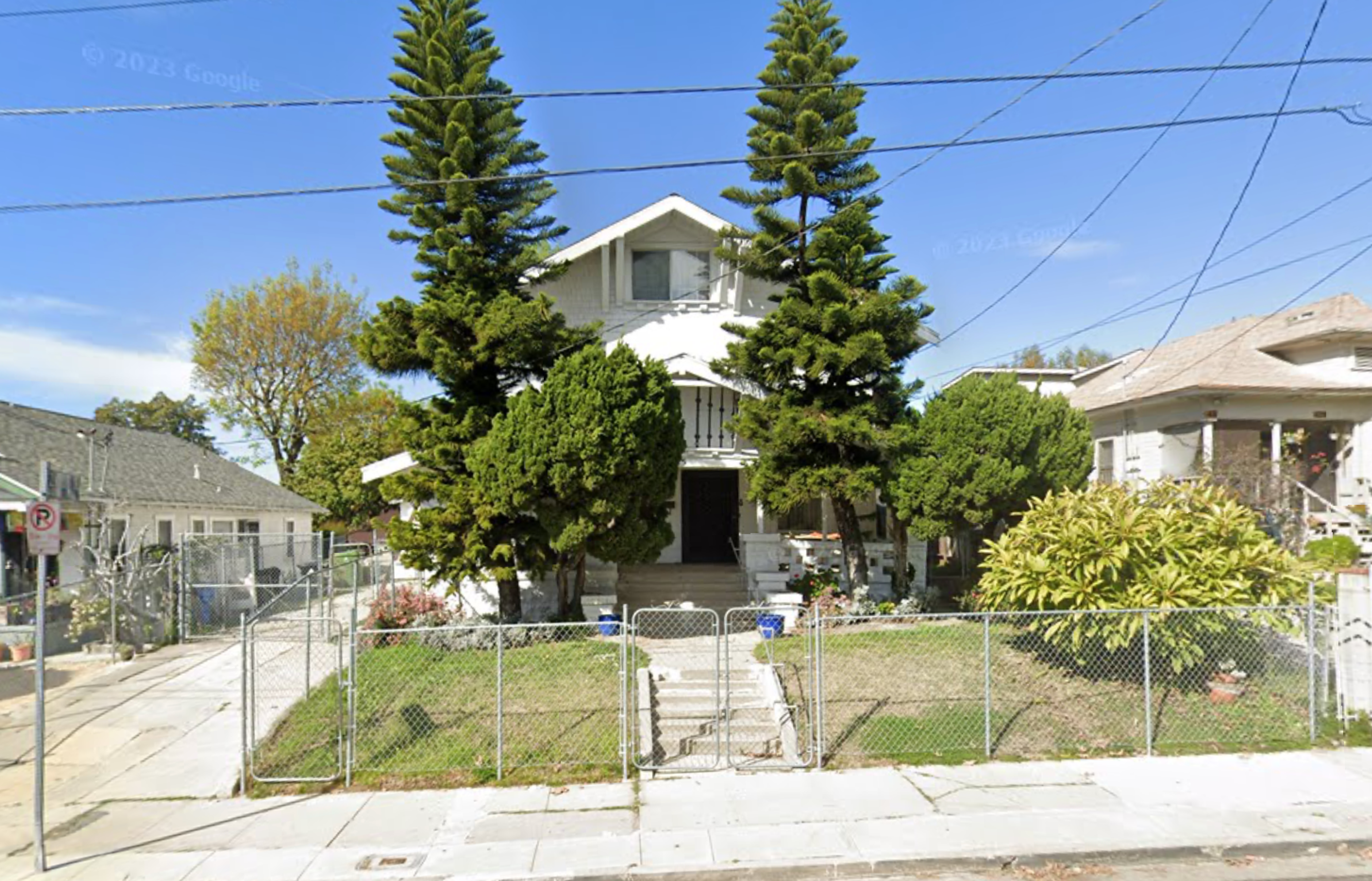 Google Maps screenshot of 425 N. Lake Street, a two-story white Craftsman house flanked by mature trees, before the fire