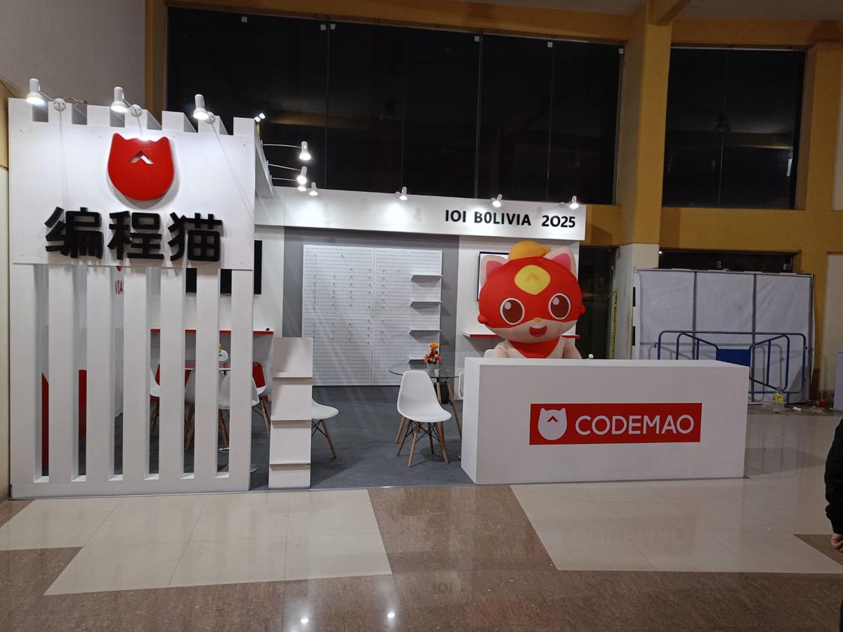Diseño y Montaje de Stand para Codemao en la IOI 2025 Sucre
