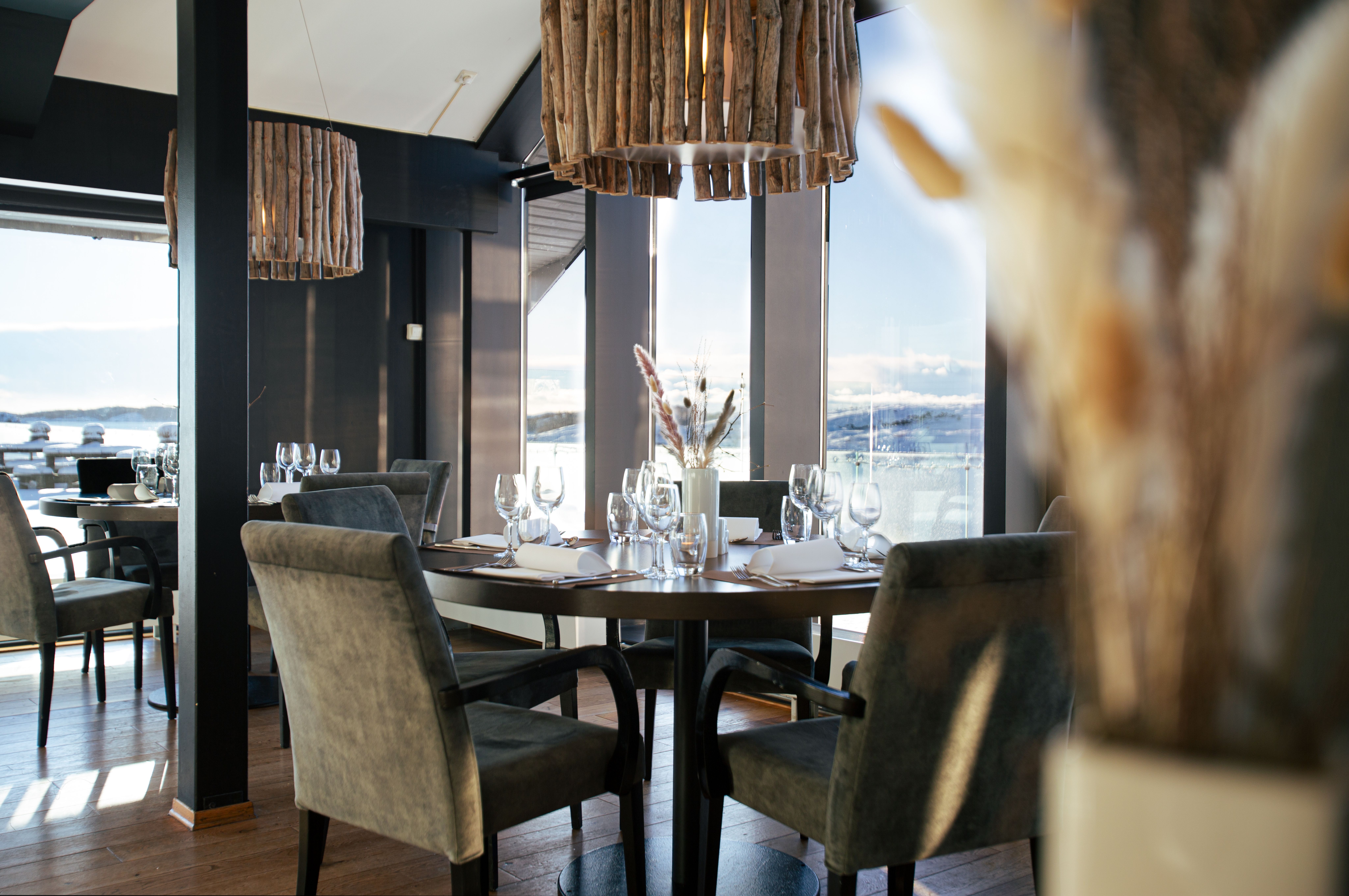 Restaurant vesterled med utsikt utover Austefjorden
