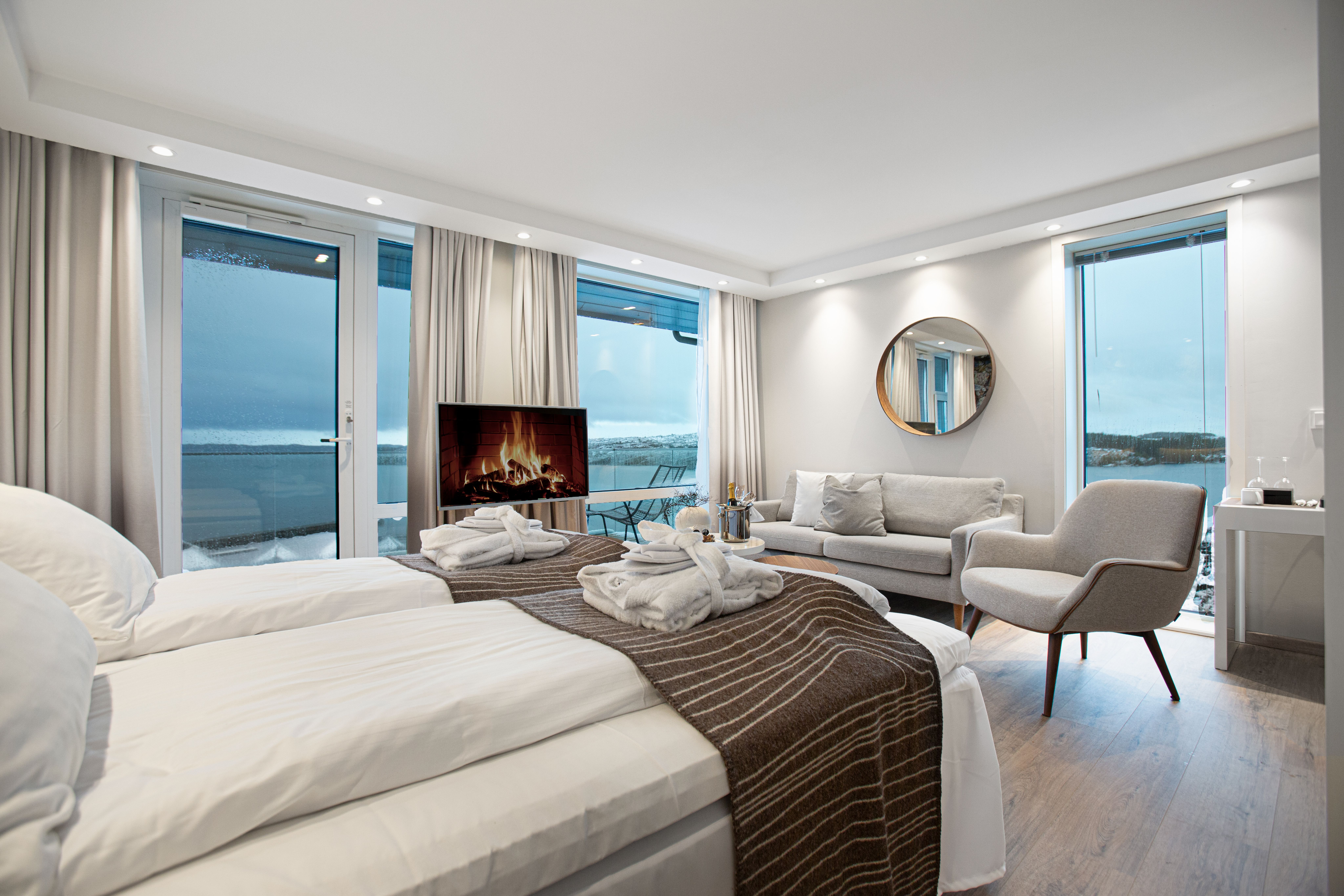Stor moderne suite med sofa og sjøutsikt