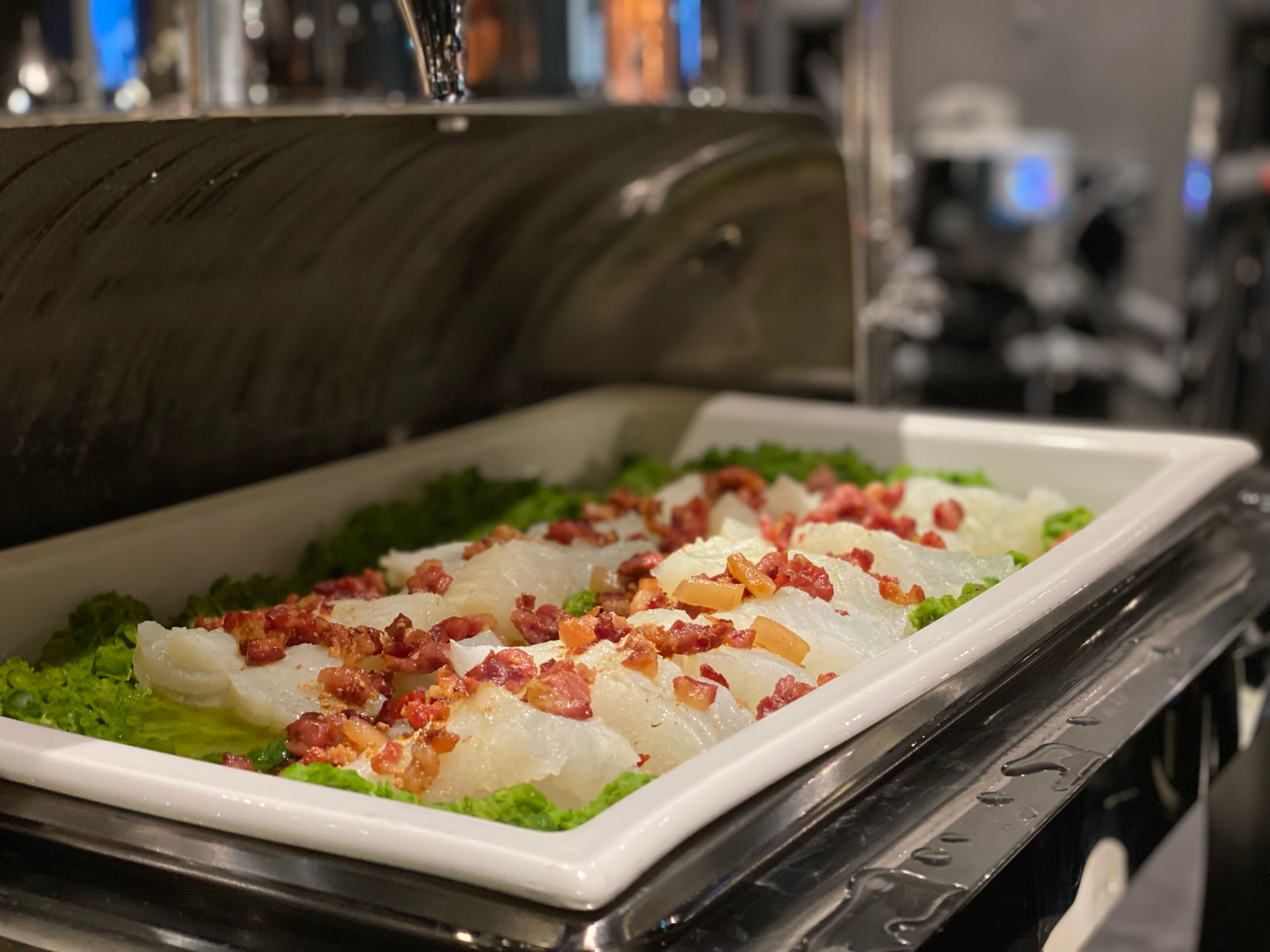 Bildet viser lutefisk med bacon på buffet