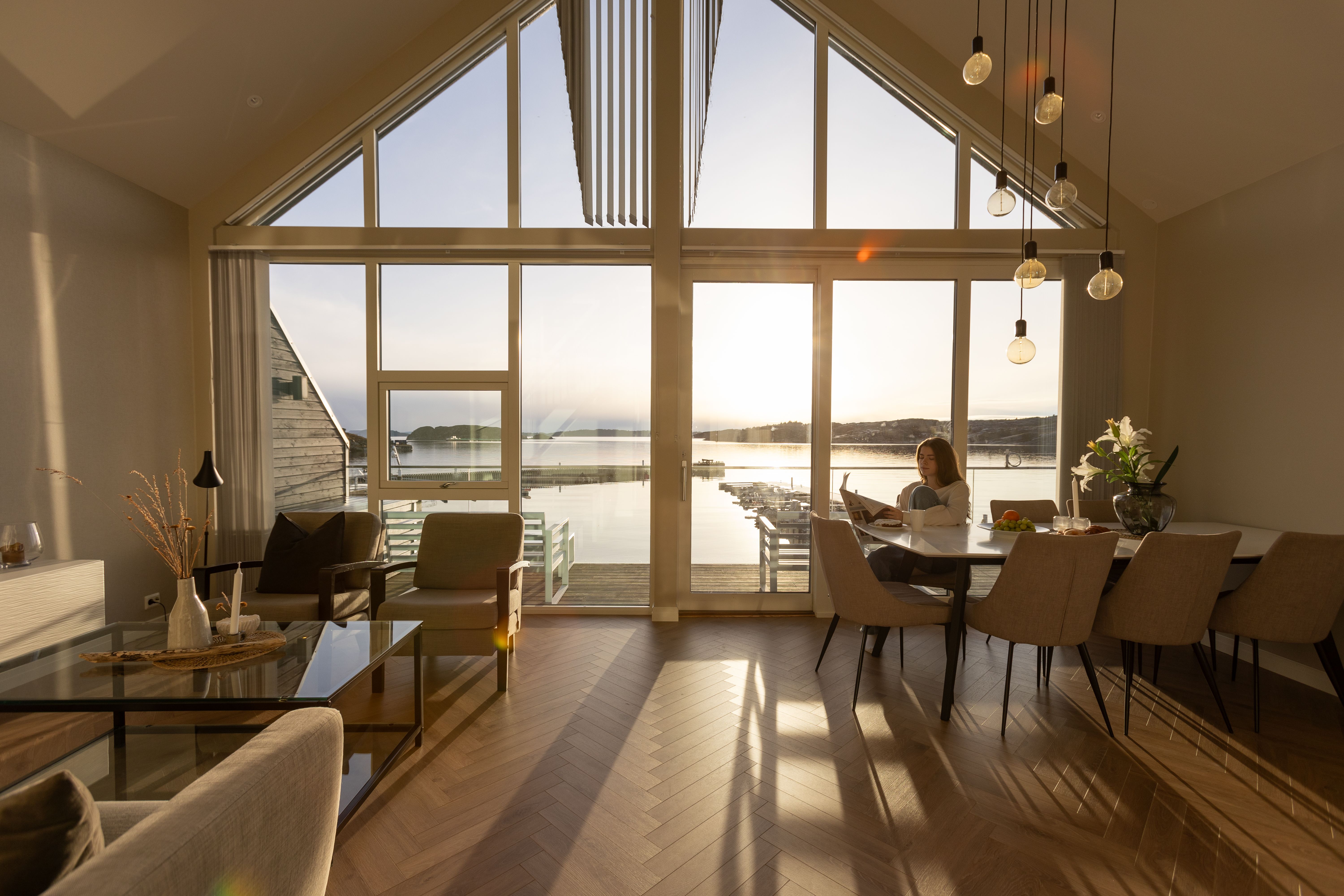 rorbu med store vinduer mot sjø