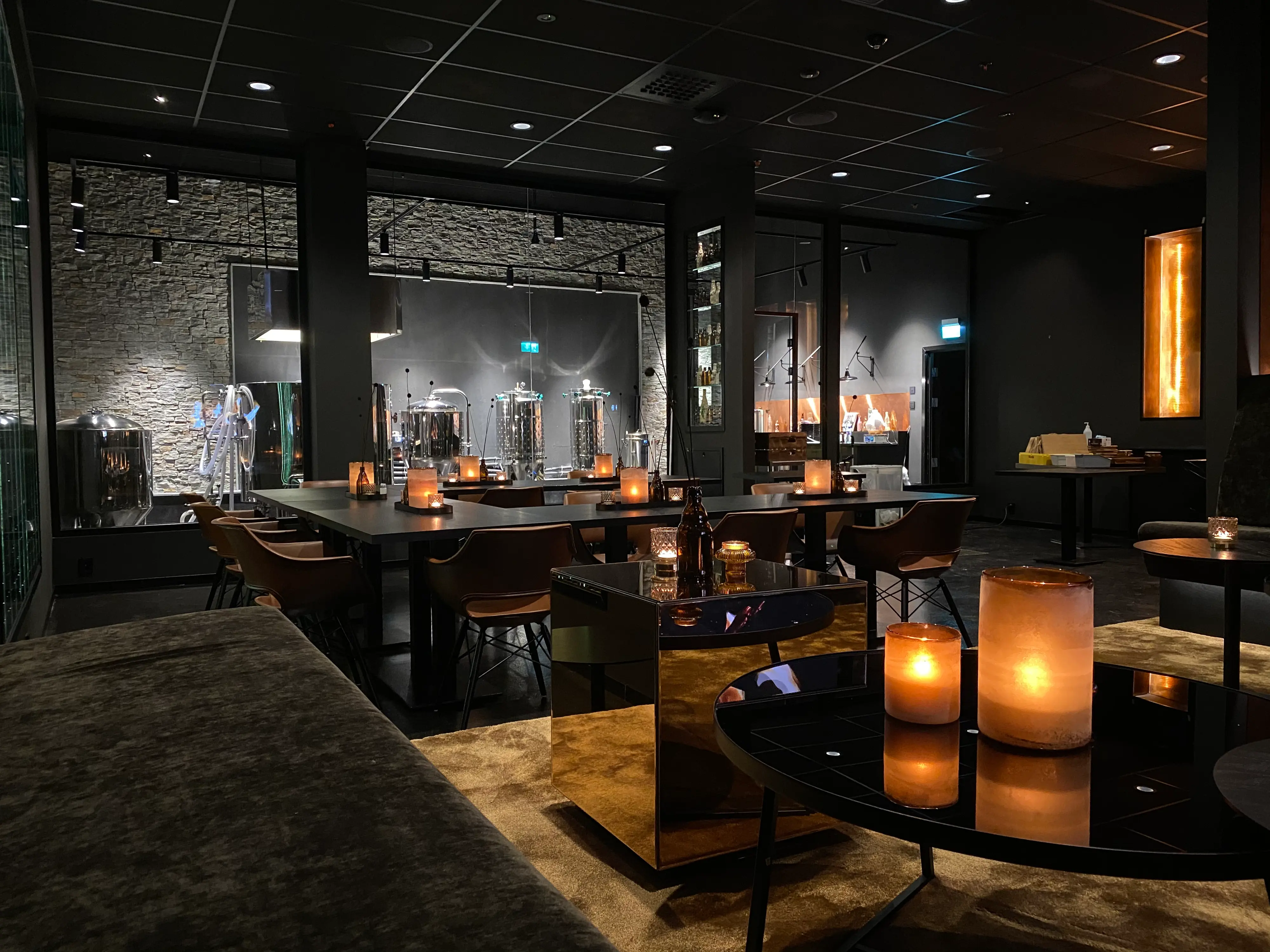 mikrobryggeri i kjelleren på hotellet, panorama hotell, ølbrygging, gin