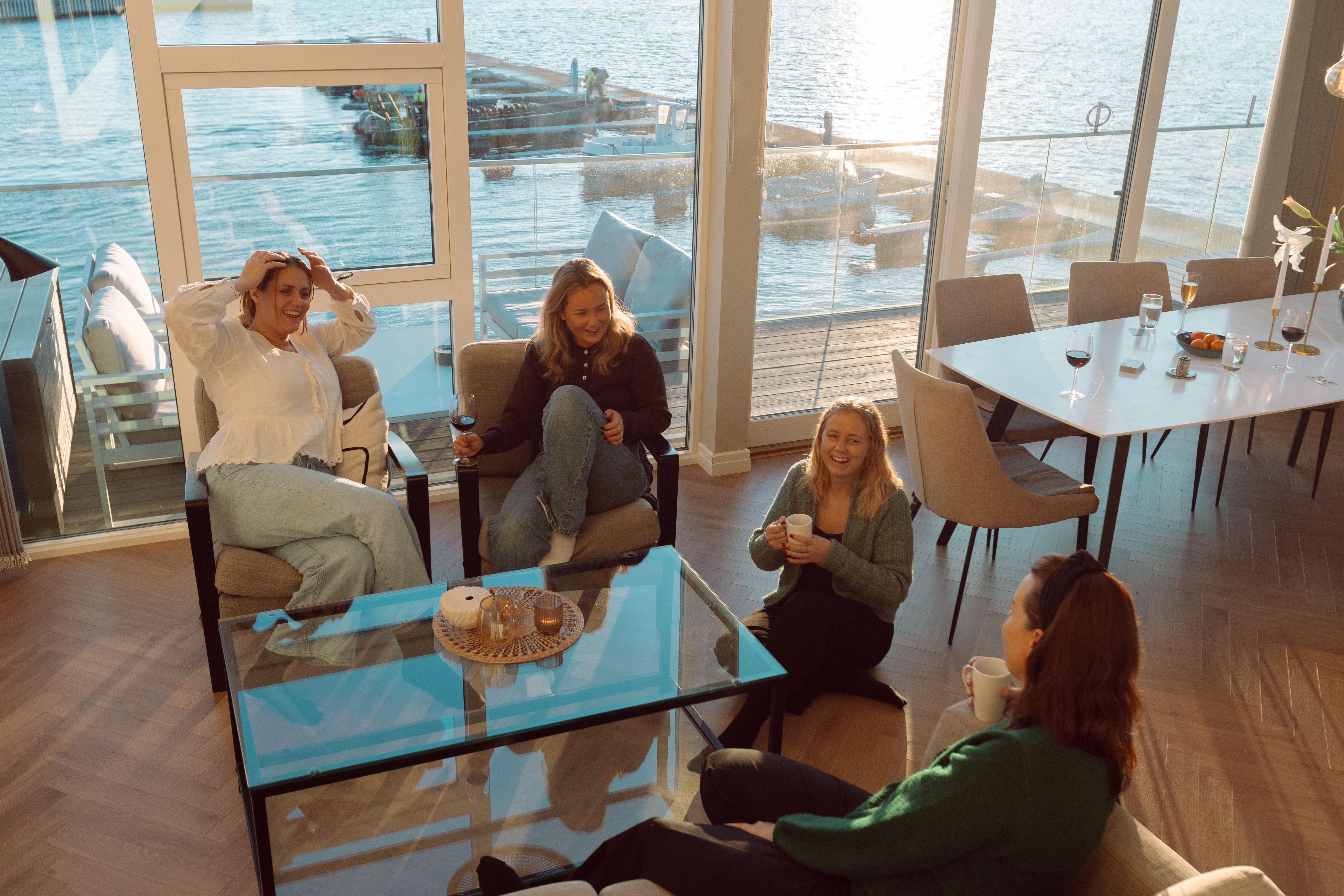 bo med venner og tett på sjøen