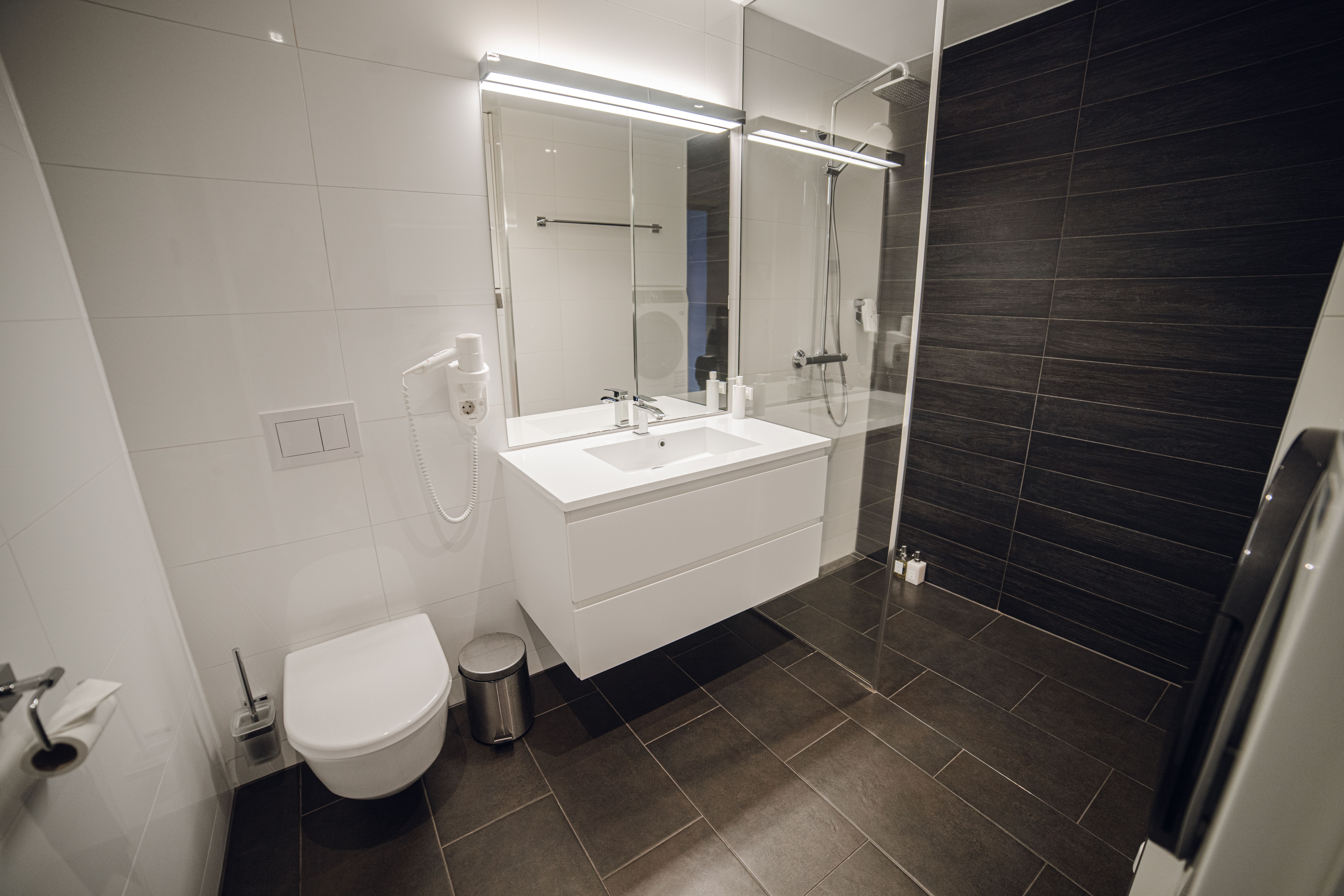 bad med vaskemaskin og dusj