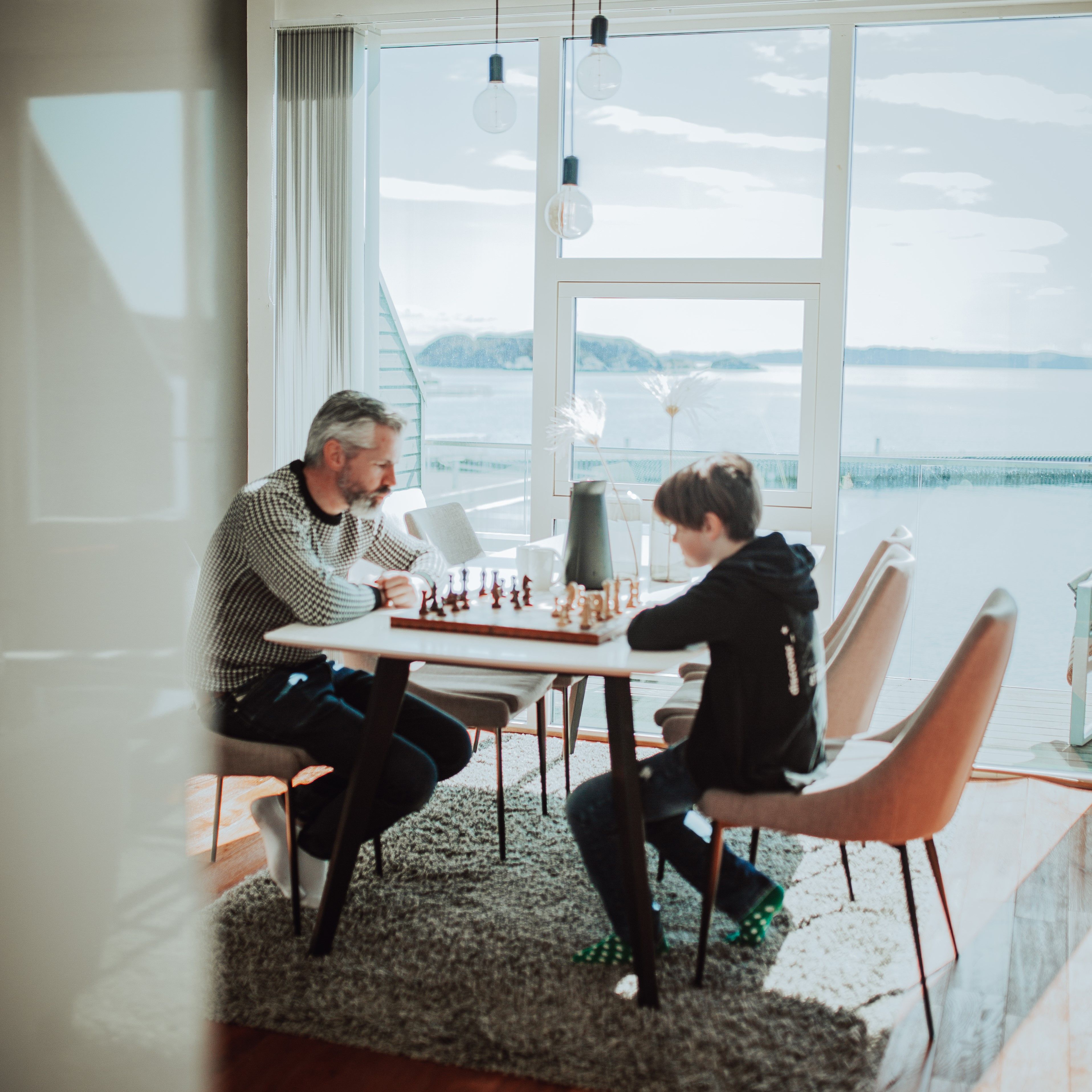 rorbusuite innvendig, sjøutsikt og stue med sjakkspill