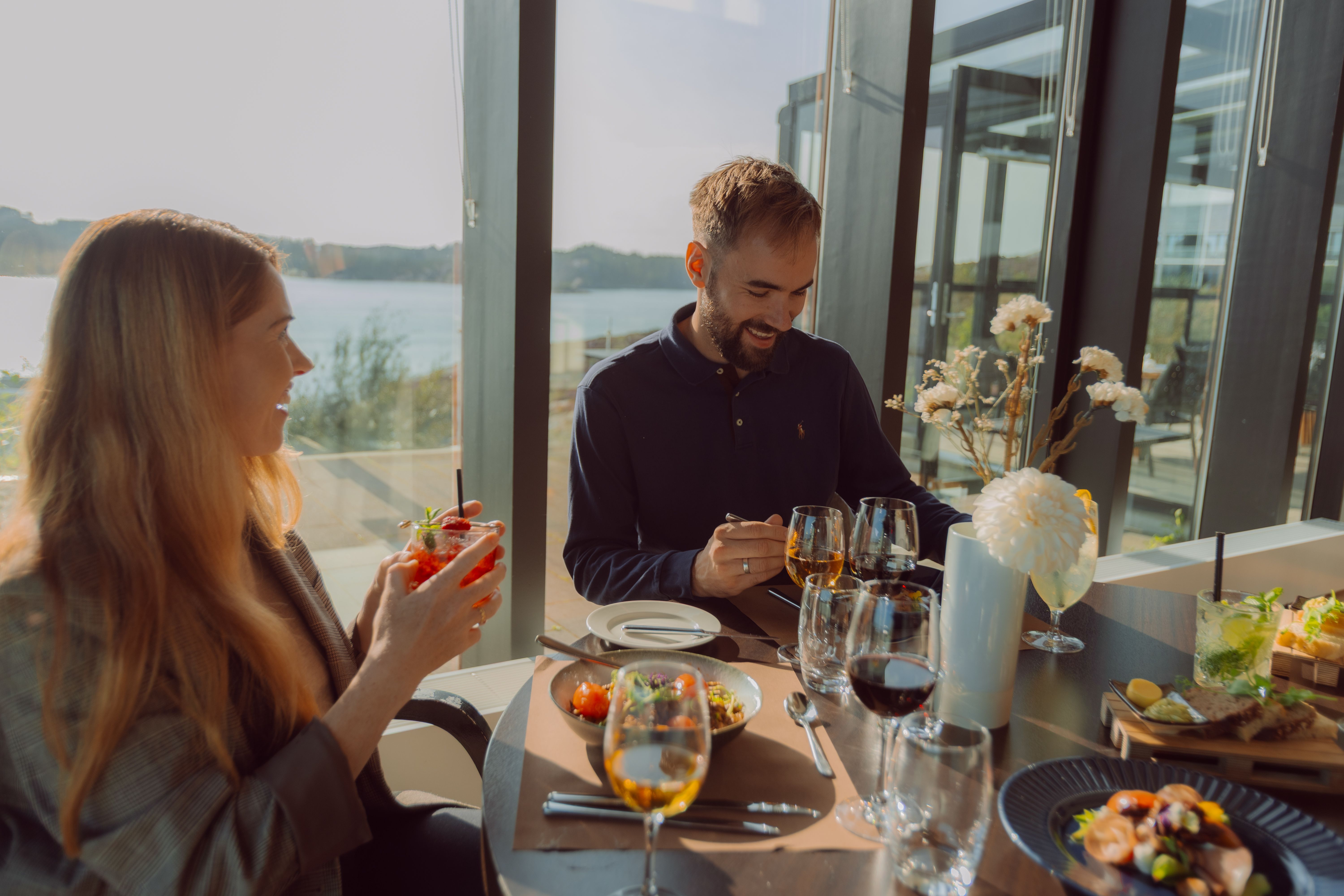 restaurant vesterled med et par som nyter god mat og utsikt