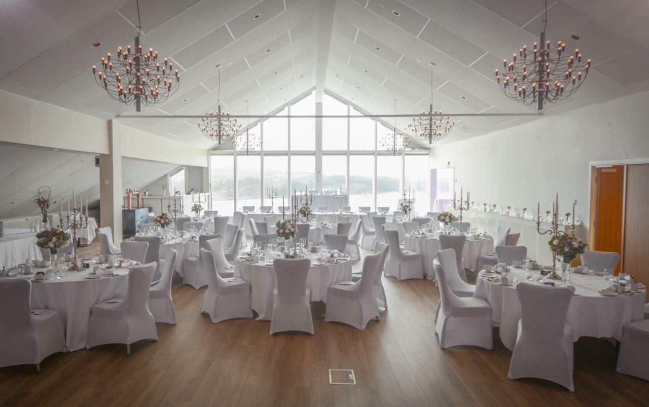 bryllupslokale, stormsalen, hvite stoler og sjøutsikt
