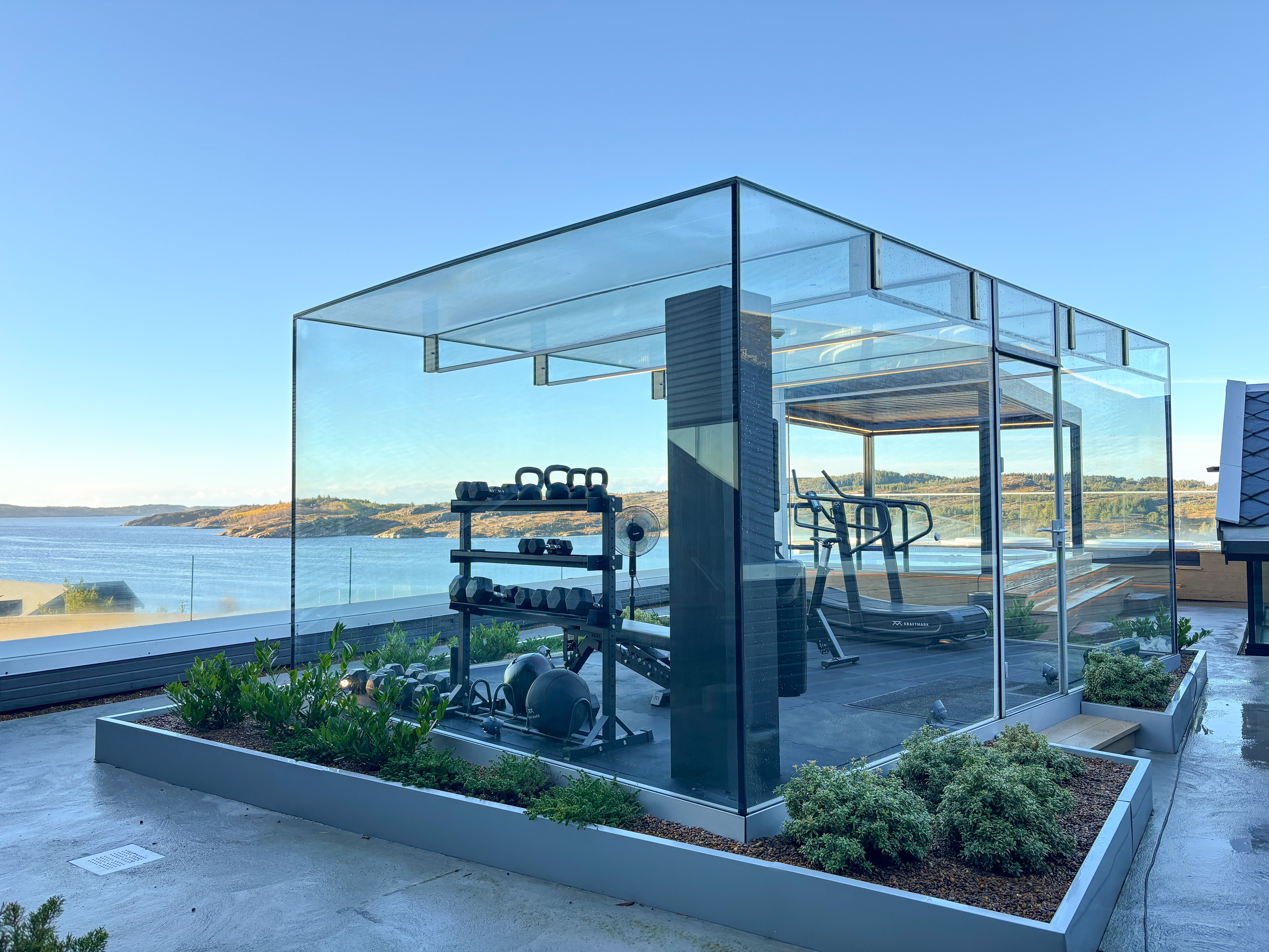 glasskube med treningsutstyr - beste sjøutsikt, trening med utsikt. Panorama hotell