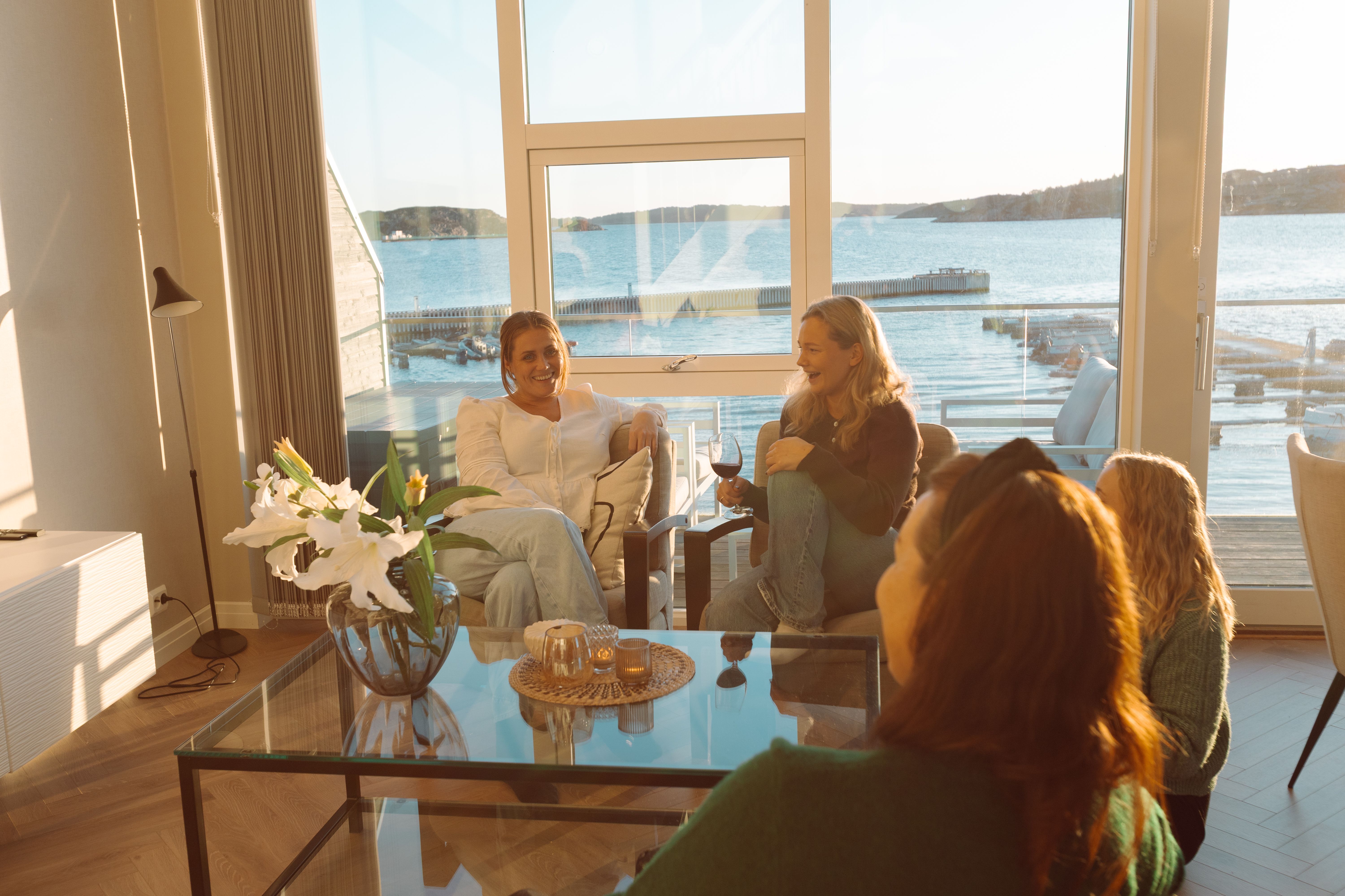 bo med venner og tett på sjøen