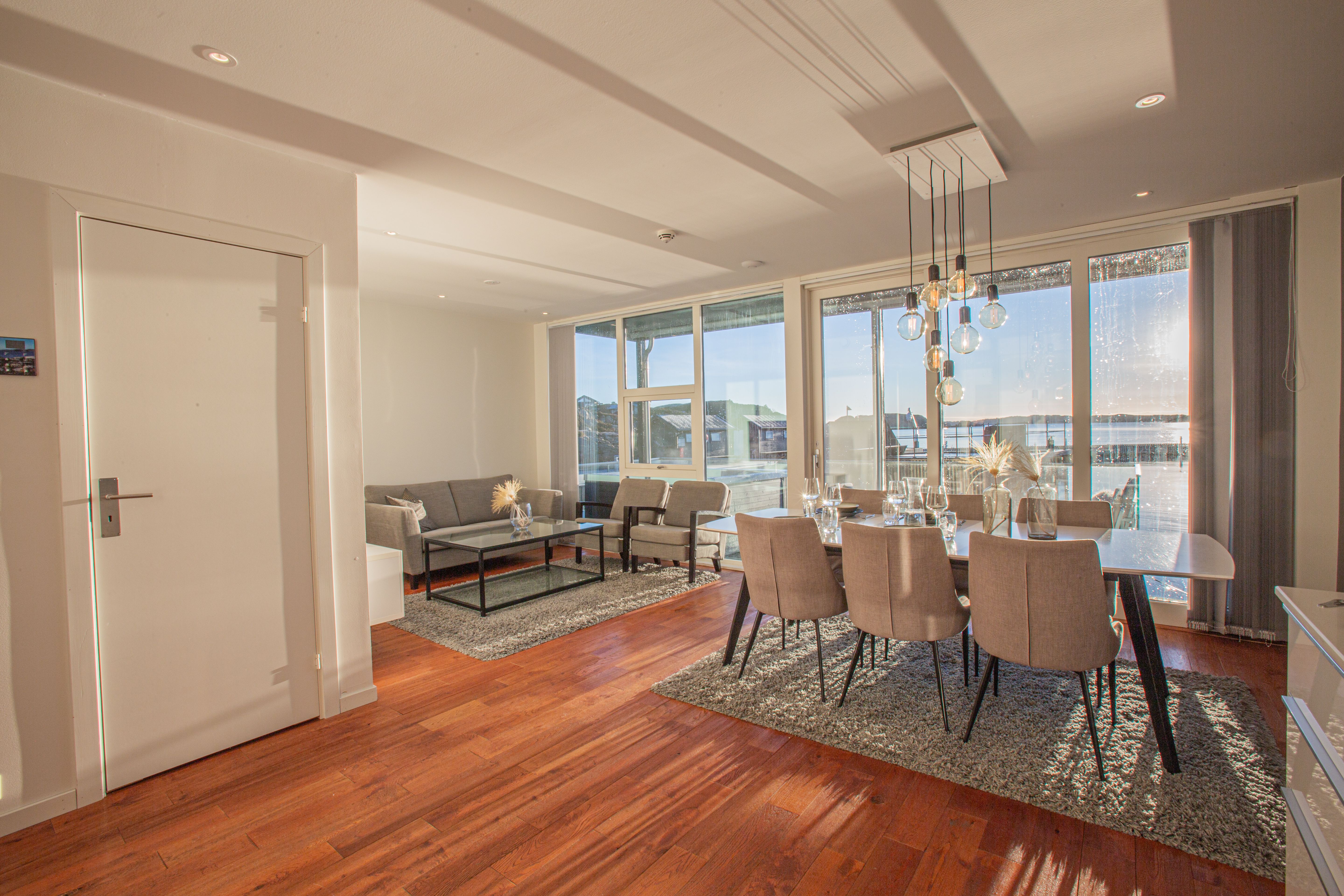 stue og spisebord i rorbusuite utenfor Bergen - sjøutsikt