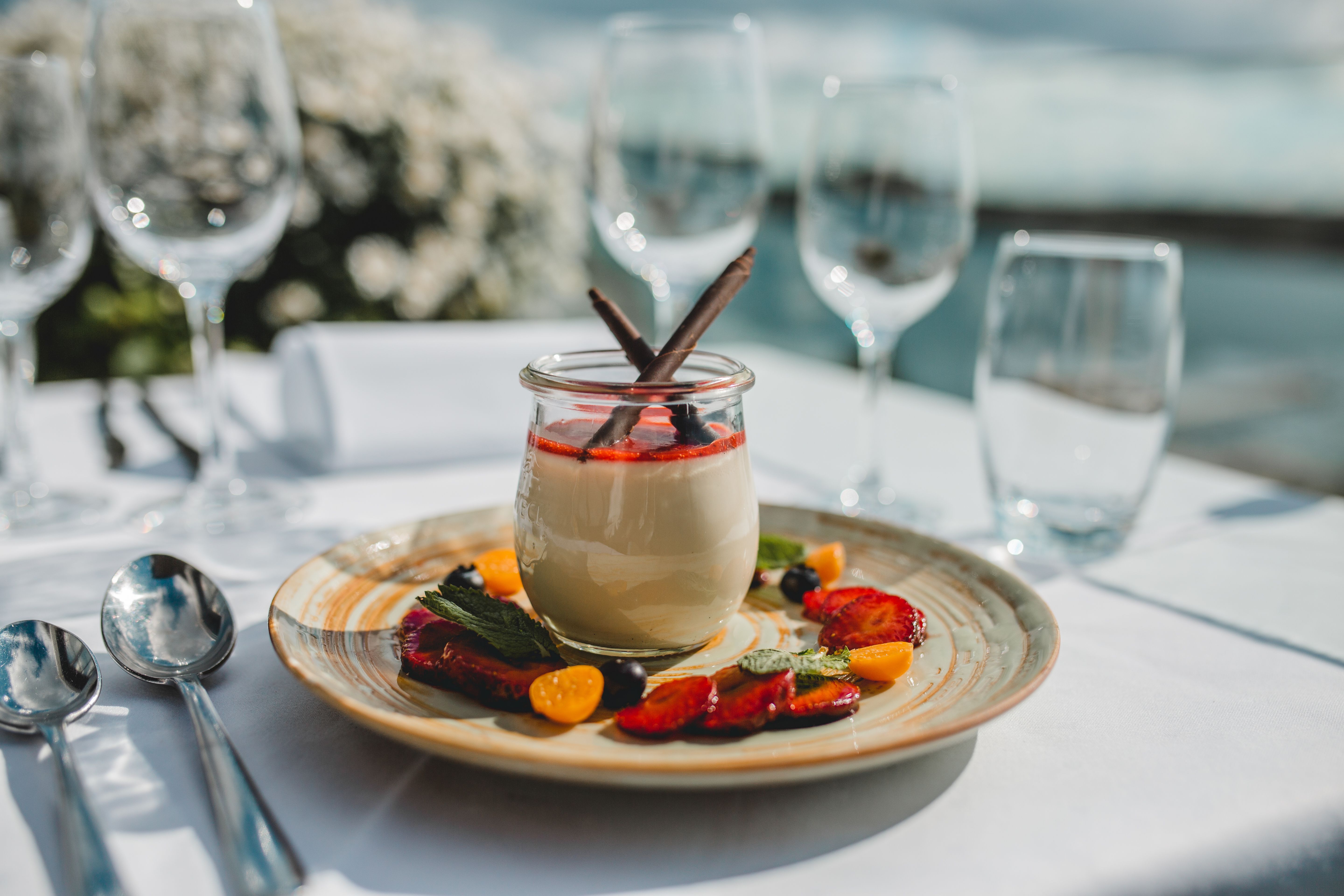 uteservering mat i restaurant på panrama hotell sotra