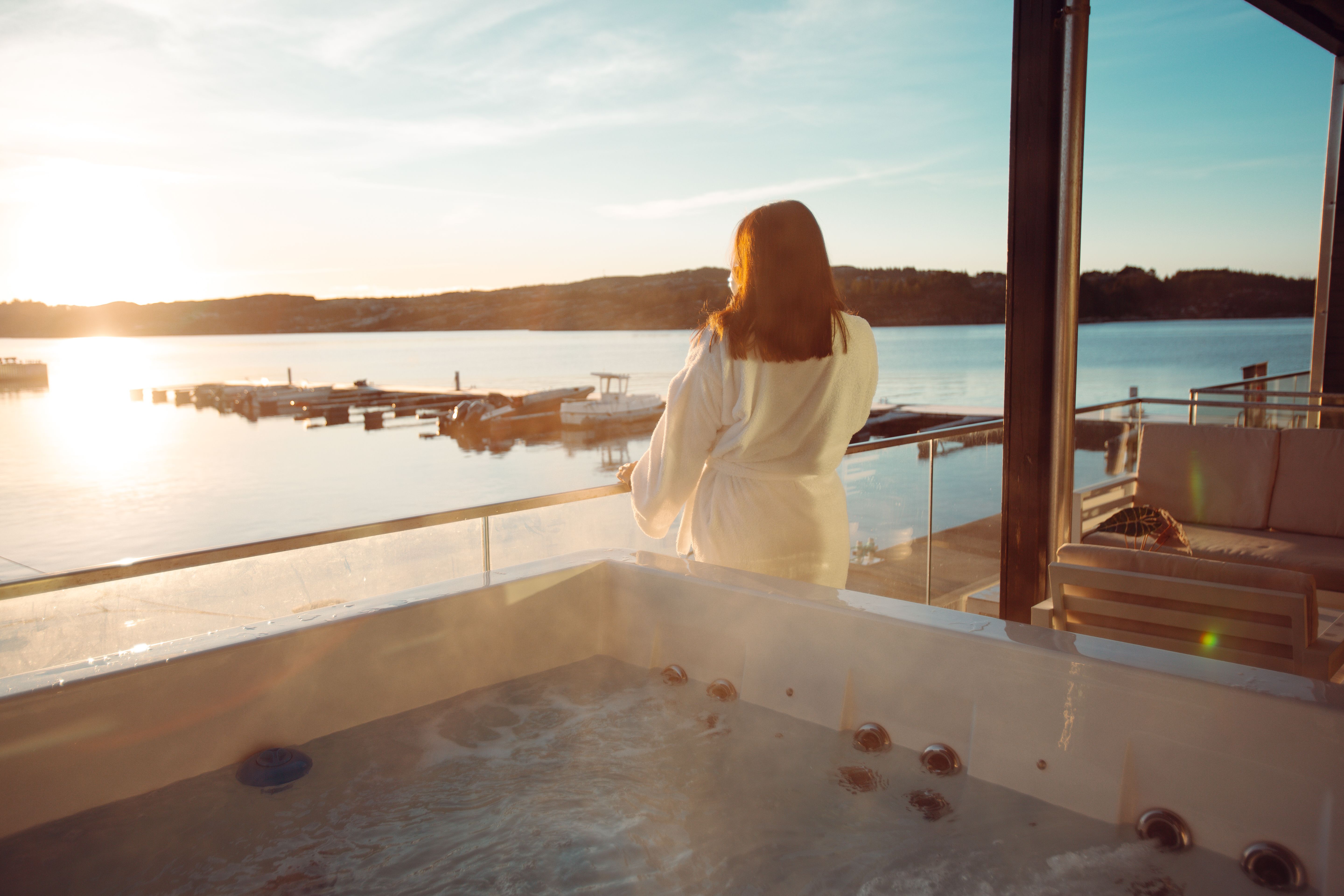 rorbusuite med boblebad ved sjøen