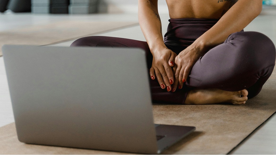 Vielfältige Yoga-Unterrichtsoptionen, darunter Online-Kurse, um die Einnahmen als Yogalehrer:in zu steigern.