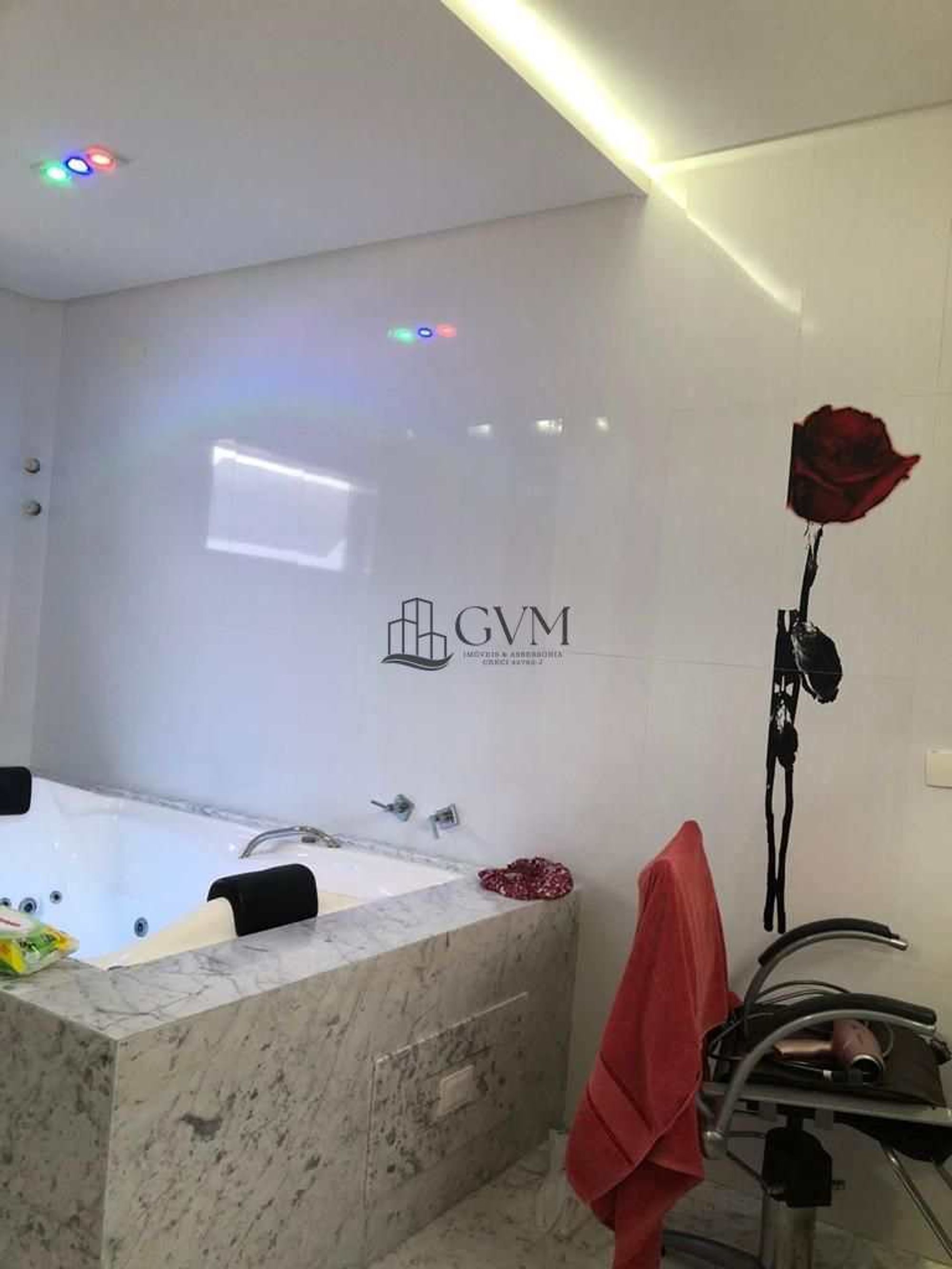 Interior do imóvel Sobrado com 4 suítes, 7 vagas de garagem , no Boqueirão, Praia Grande, SP.