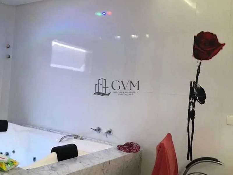 Interior do imóvel Sobrado com 4 suítes, 7 vagas de garagem , no Boqueirão, Praia Grande, SP.