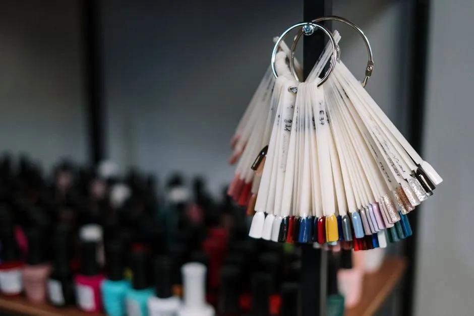 Lösnaglar och nagellack organiserade i ordnad salongsmiljö
