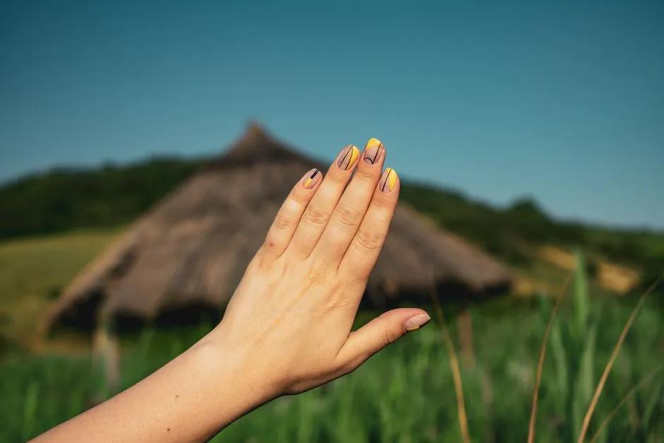 Sommarnaglar 2026 med blank finish och välvårdad nagelbädd