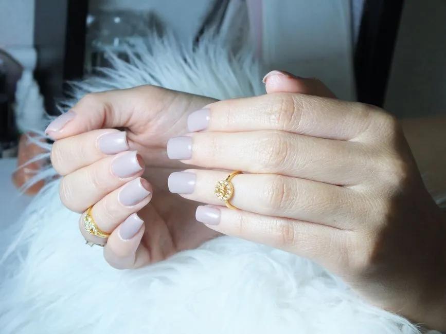Elegant manikyr med press-on naglar fästa med glue tabs
