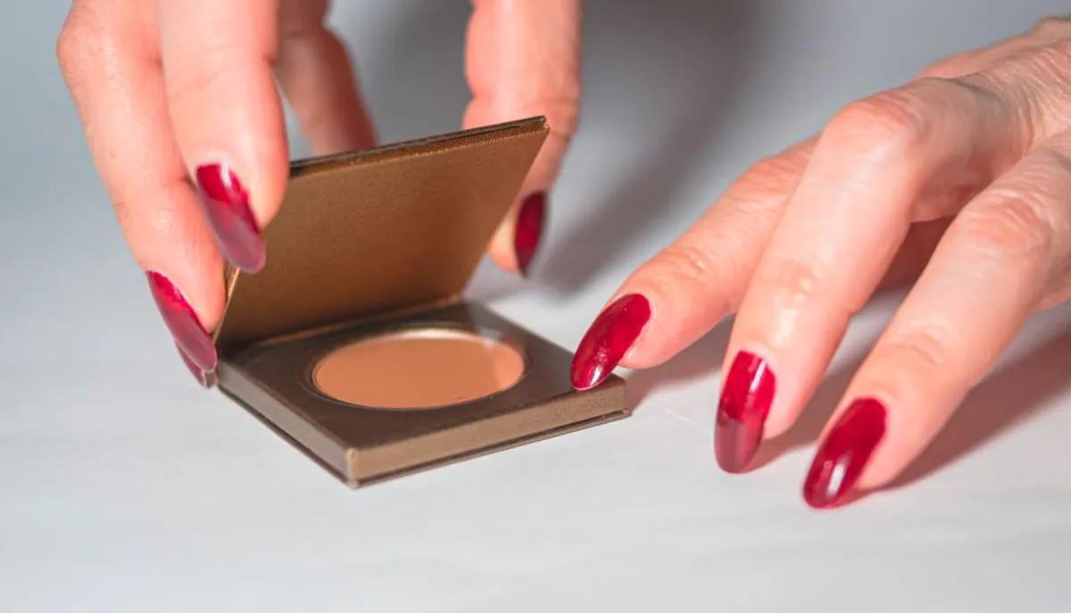 Närbild av händer med micro french naglar i vit klassisk look