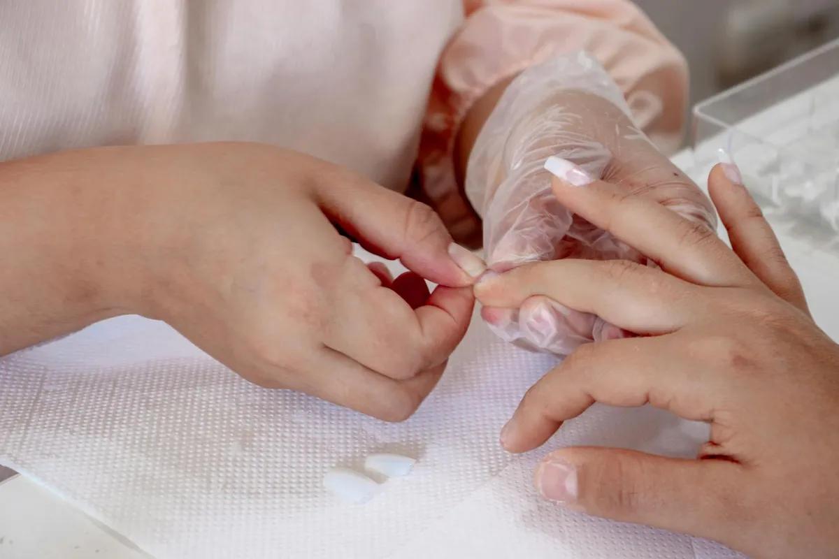 Borttagning av press-on naglar med nagelbandspinne från sidan