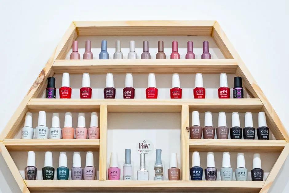 Lösnaglar och nagelprodukter på trähylla för förvaring