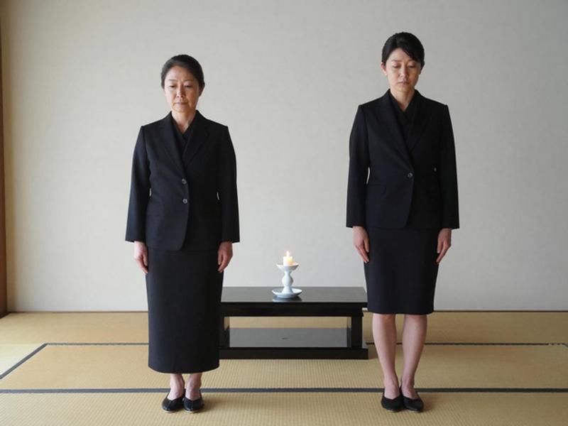 故人への敬意が込められた適切な装い。