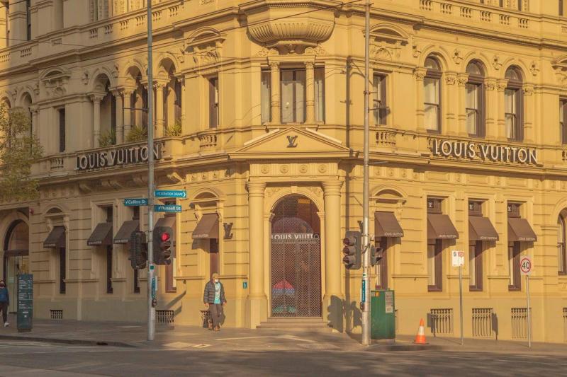 外国人が日本でブランド品を買う主な理由3つ