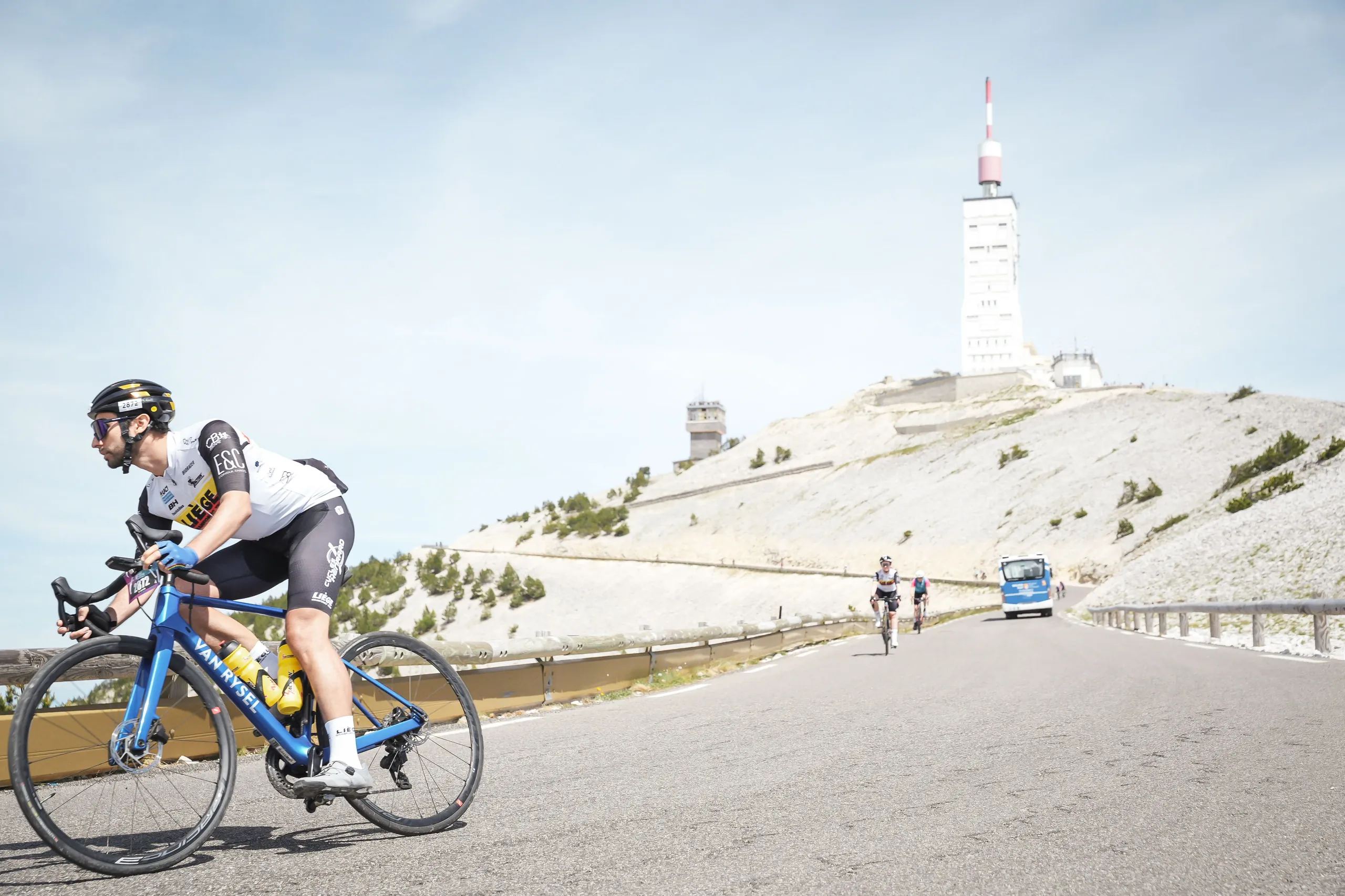 Coureur du Liège GranFondo Team dans les derniers kilomètres du Mont Ventoux, observatoire au sommet