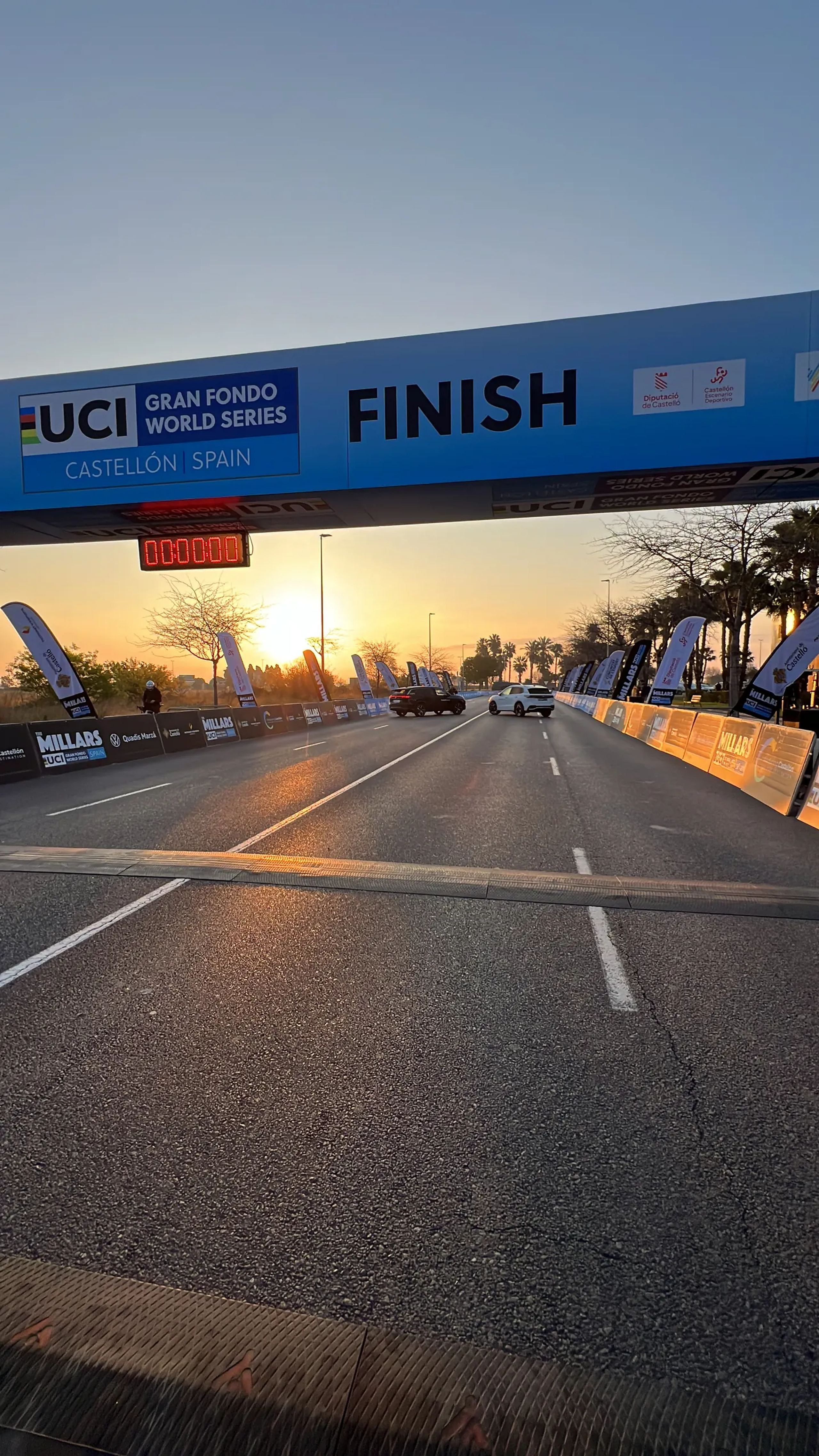 Arche d’arrivée UCI Gran Fondo World Series à Castellón au lever du soleil