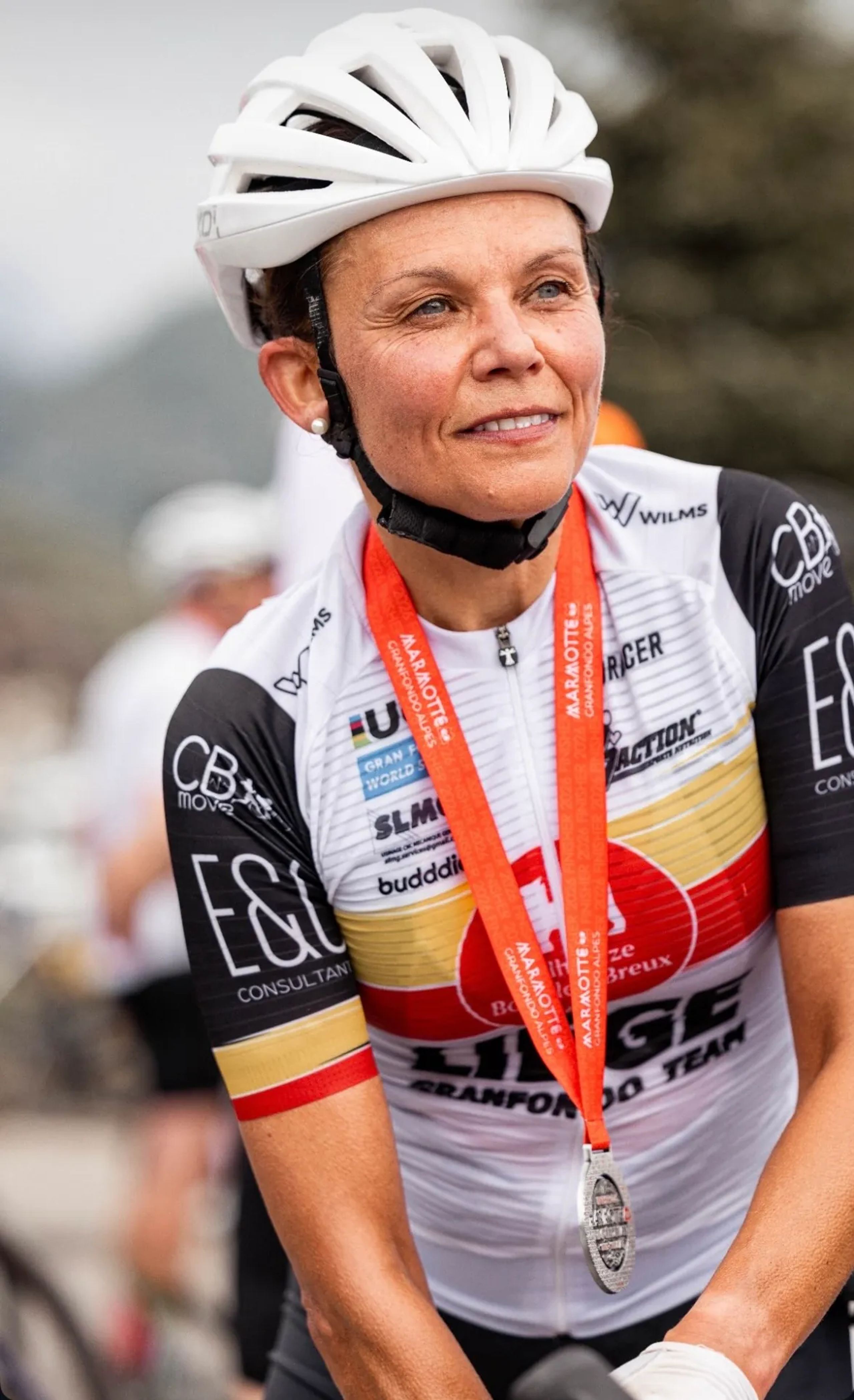 Coureuse du team, médaille autour du cou, le regard ému après l’arrivée
